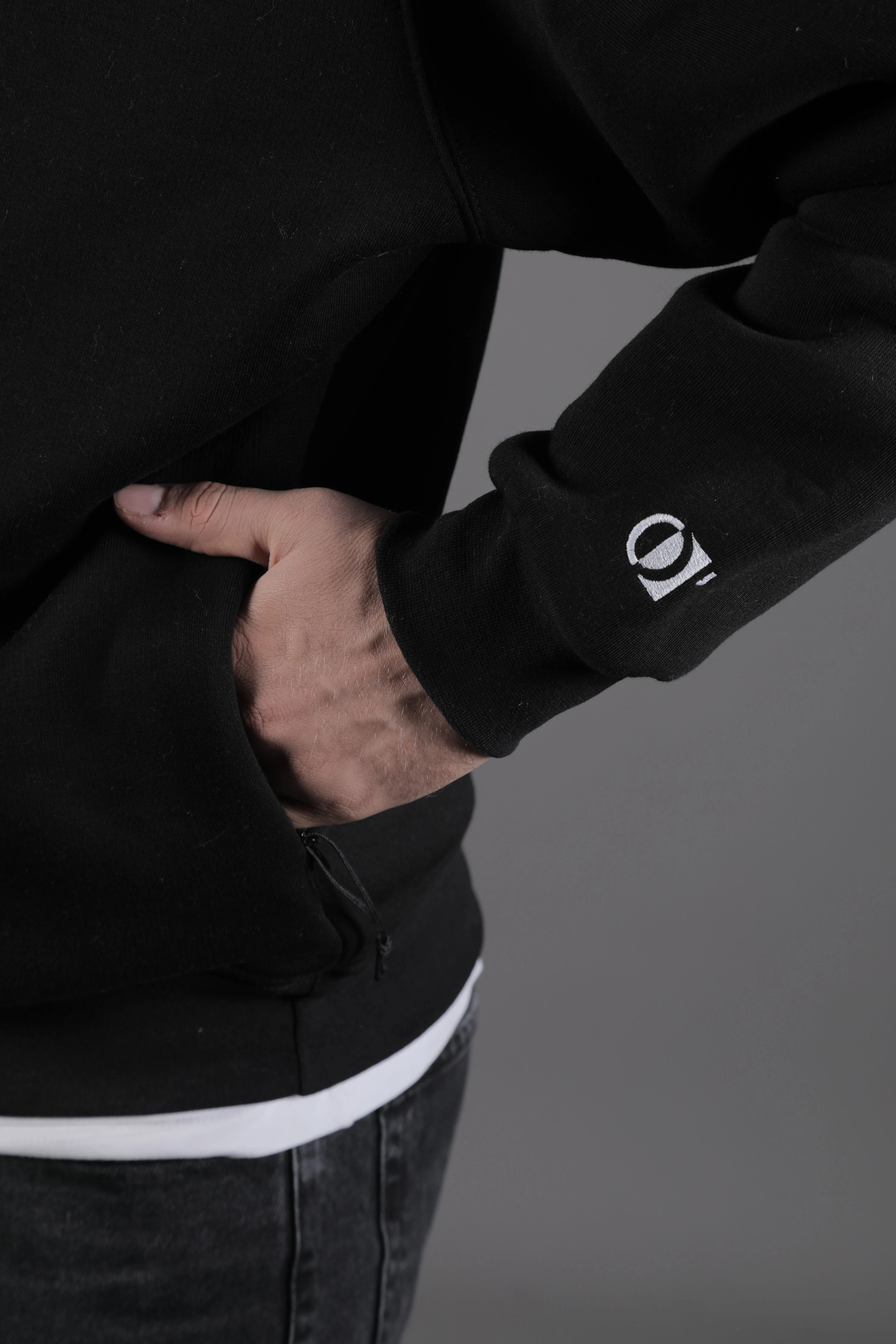 Yaka ve Etek Parçalı Nakışlı Erkek Sweatshirt - Siyah