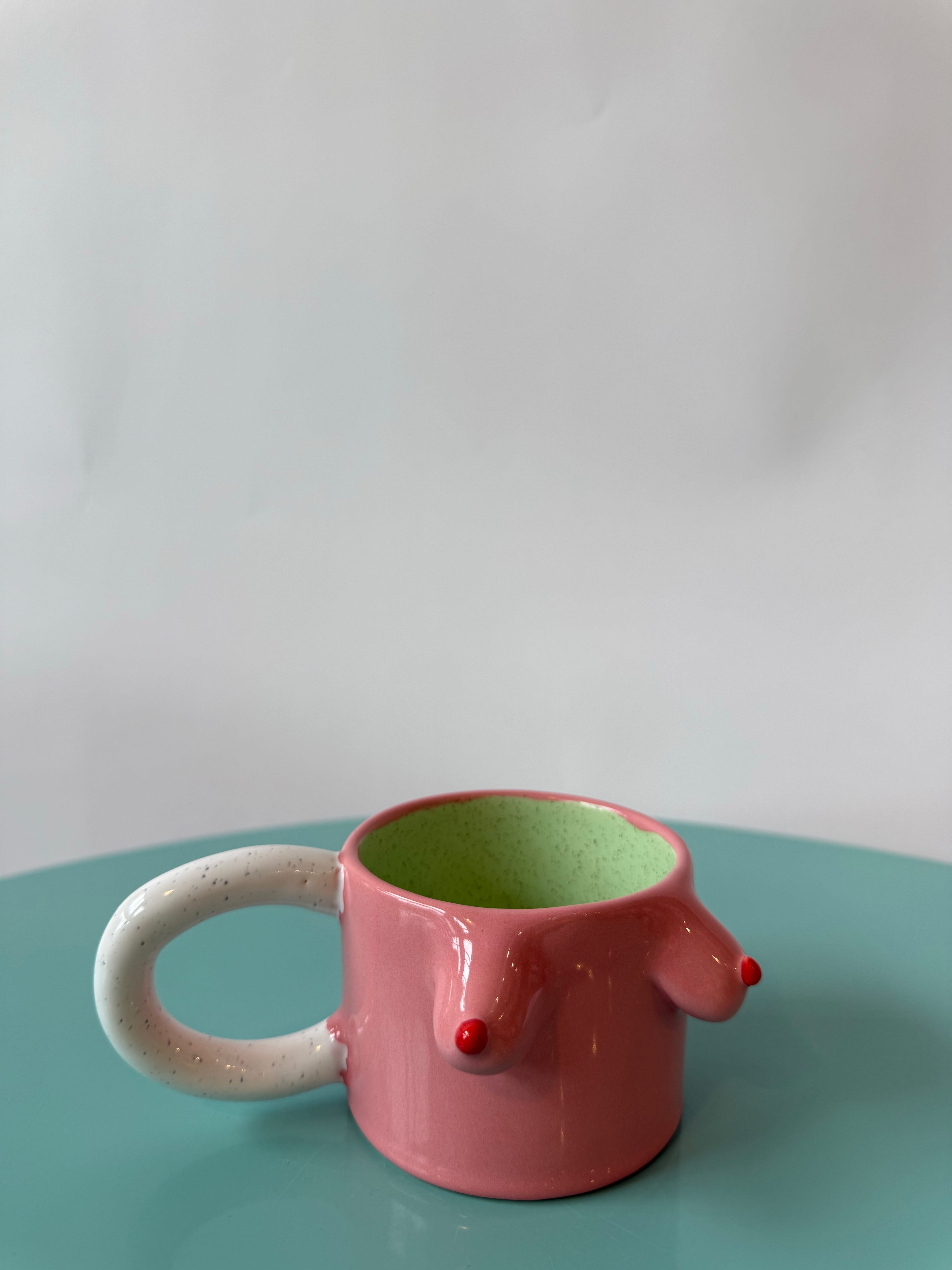 Pembe-Yeşil Meme Mug by F2 Studio