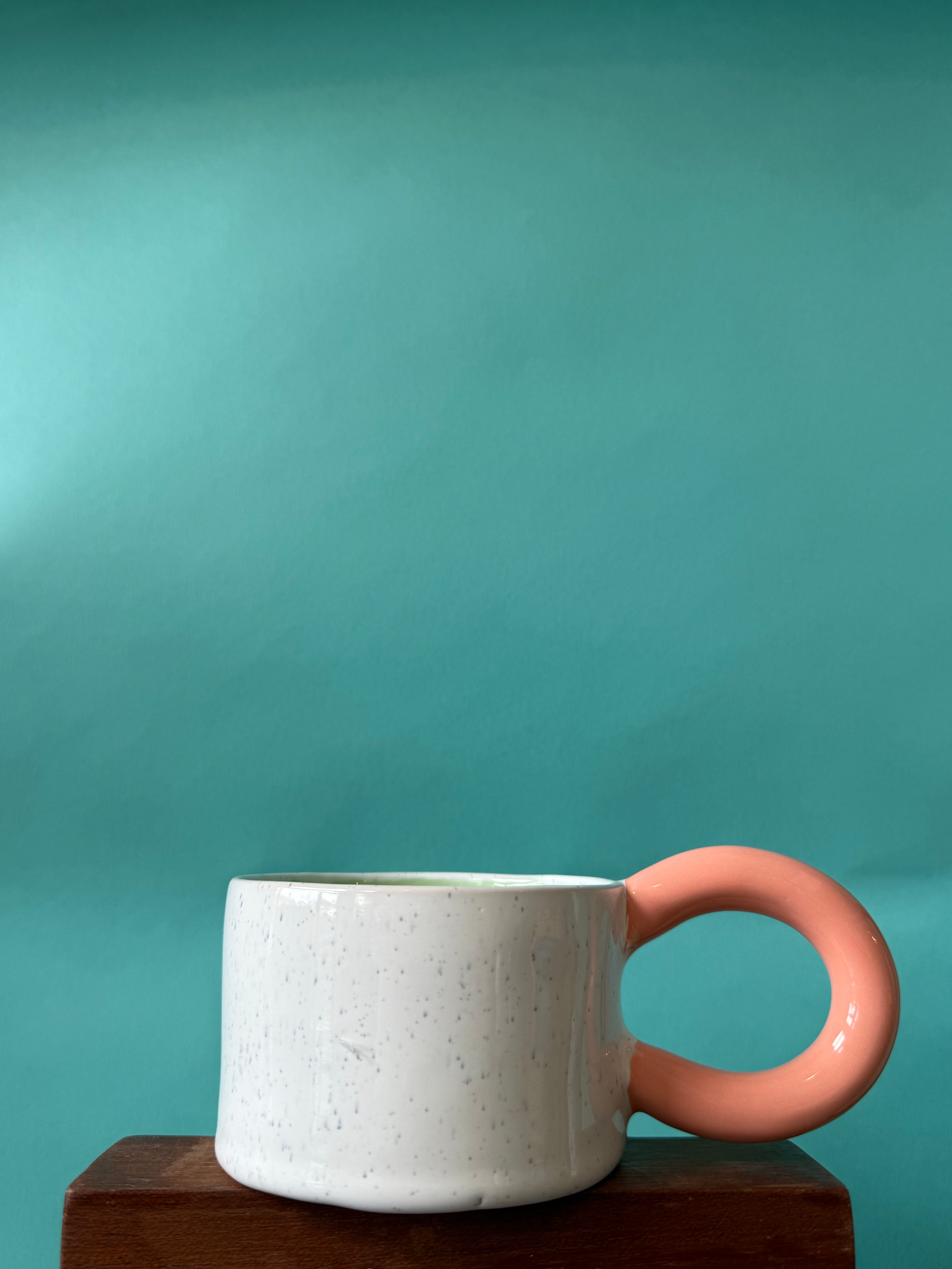 Pembe Kulplu Beyaz Meme Mug by F2 Studio