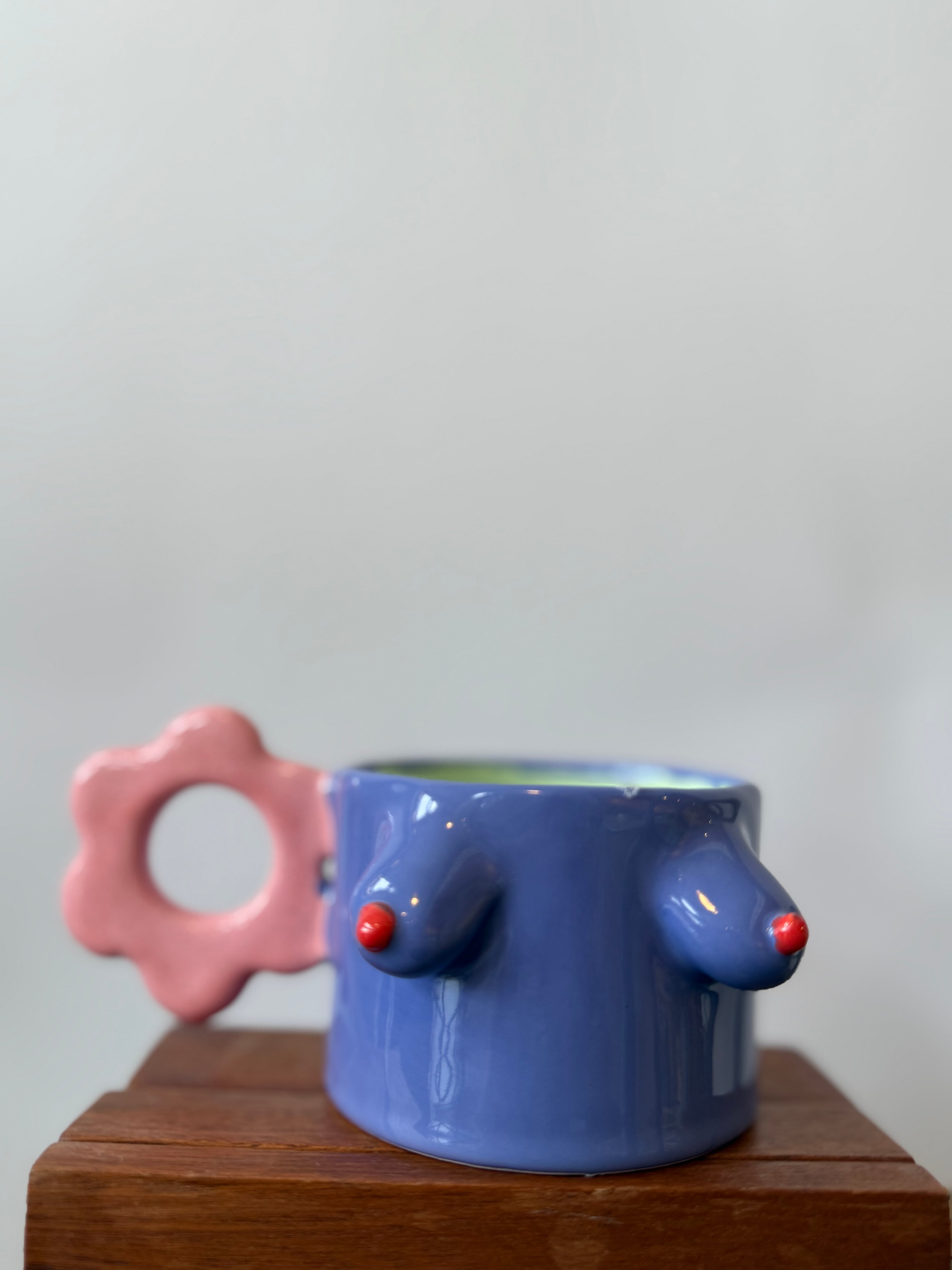 Çiçek Kulplu Mor Meme Mug by F2 Studio