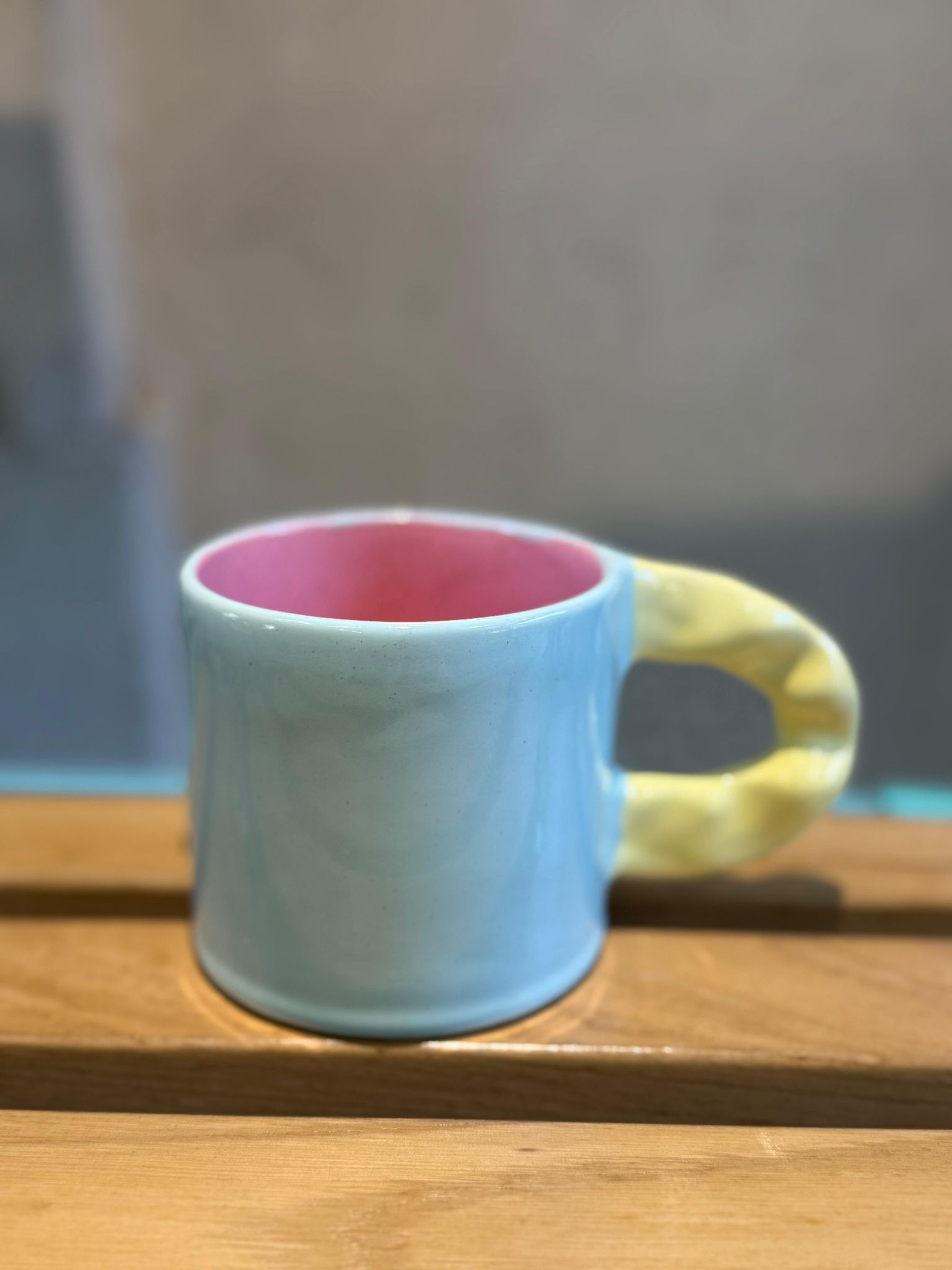 Sarı Kulplu Mavi Meme Mug by F2 Studio