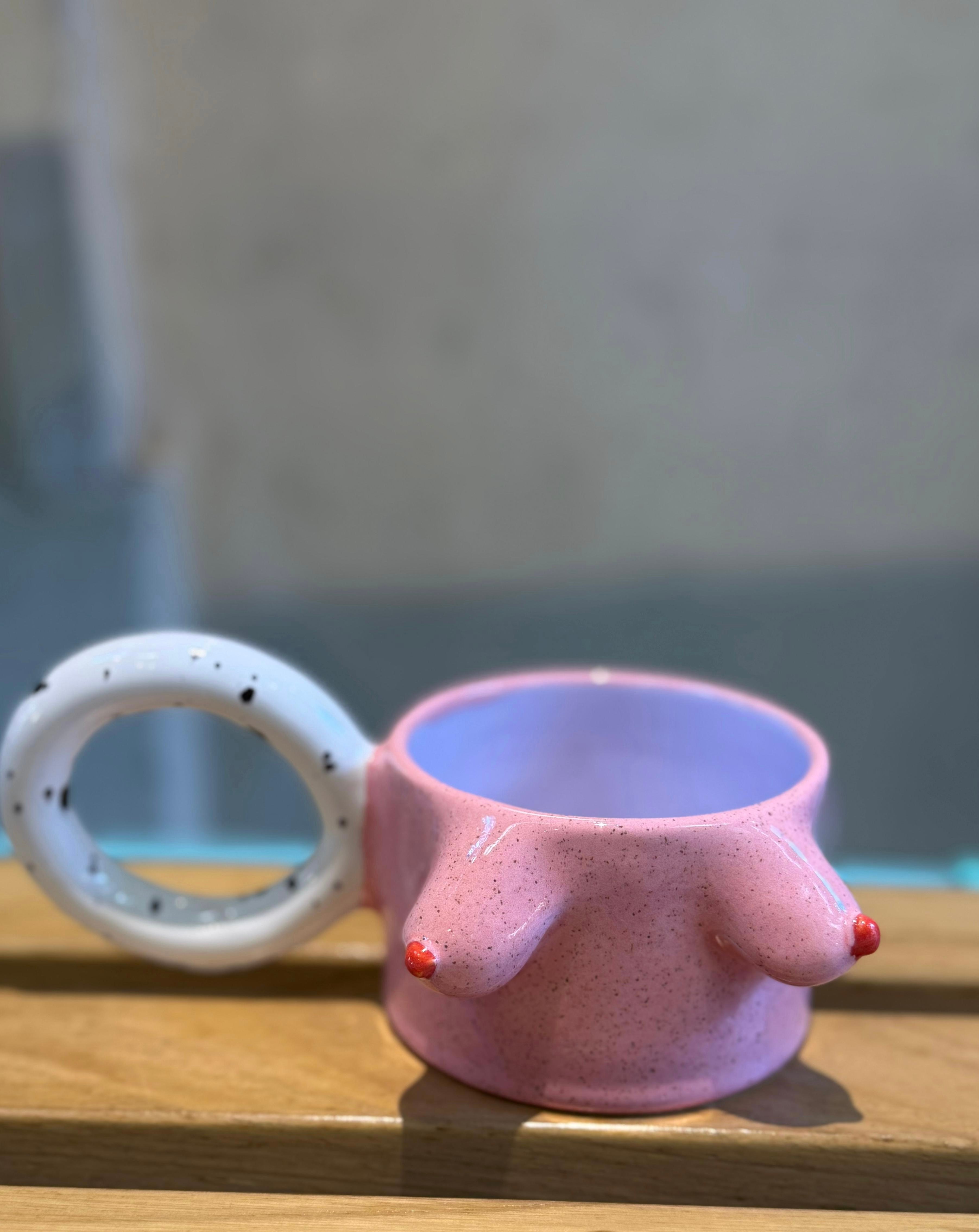 Beyaz Kulplu Pembe Meme Mug by F2 Studio