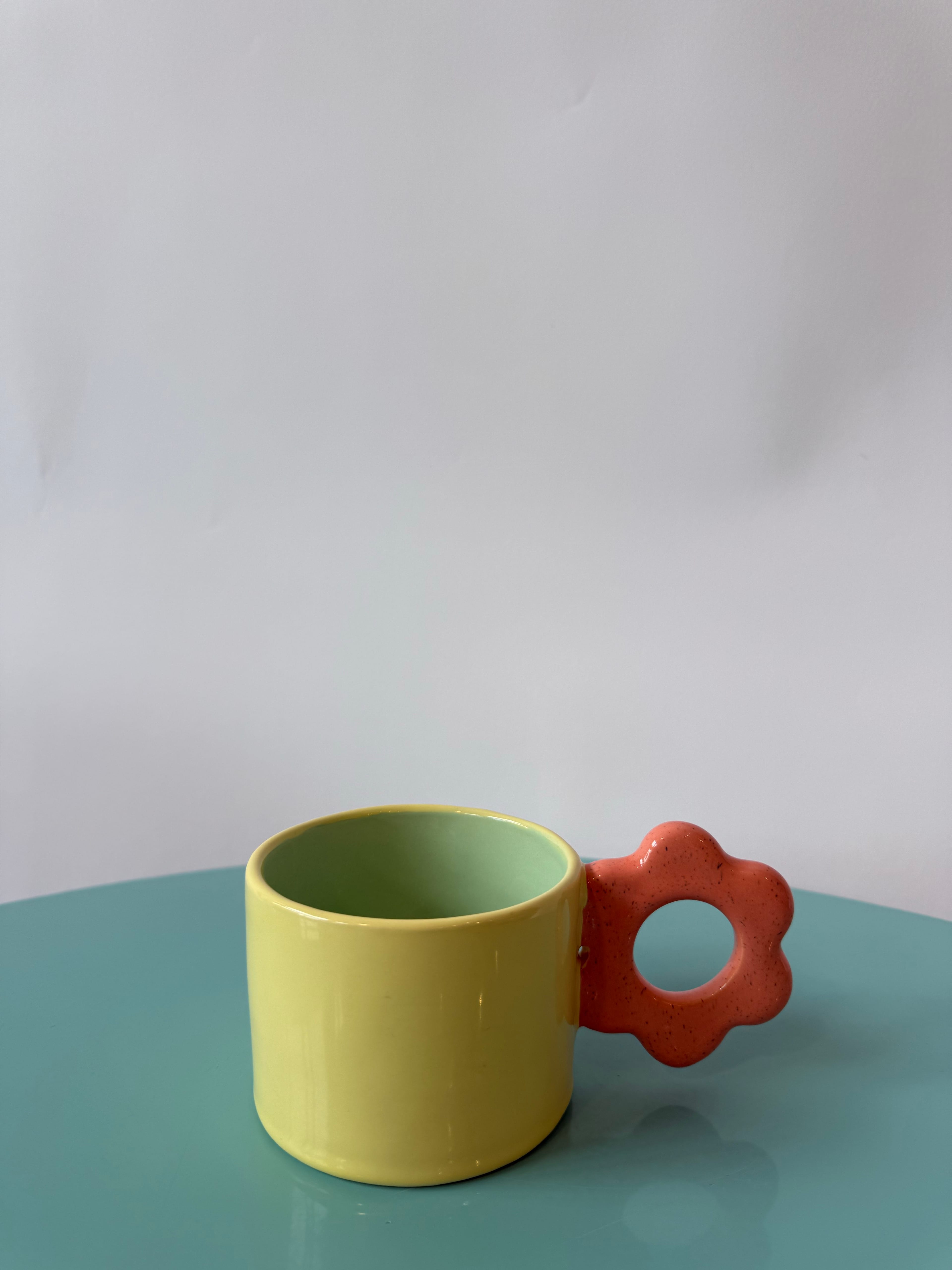 Çiçek Kulplu Sarı Meme Mug by F2 Studio