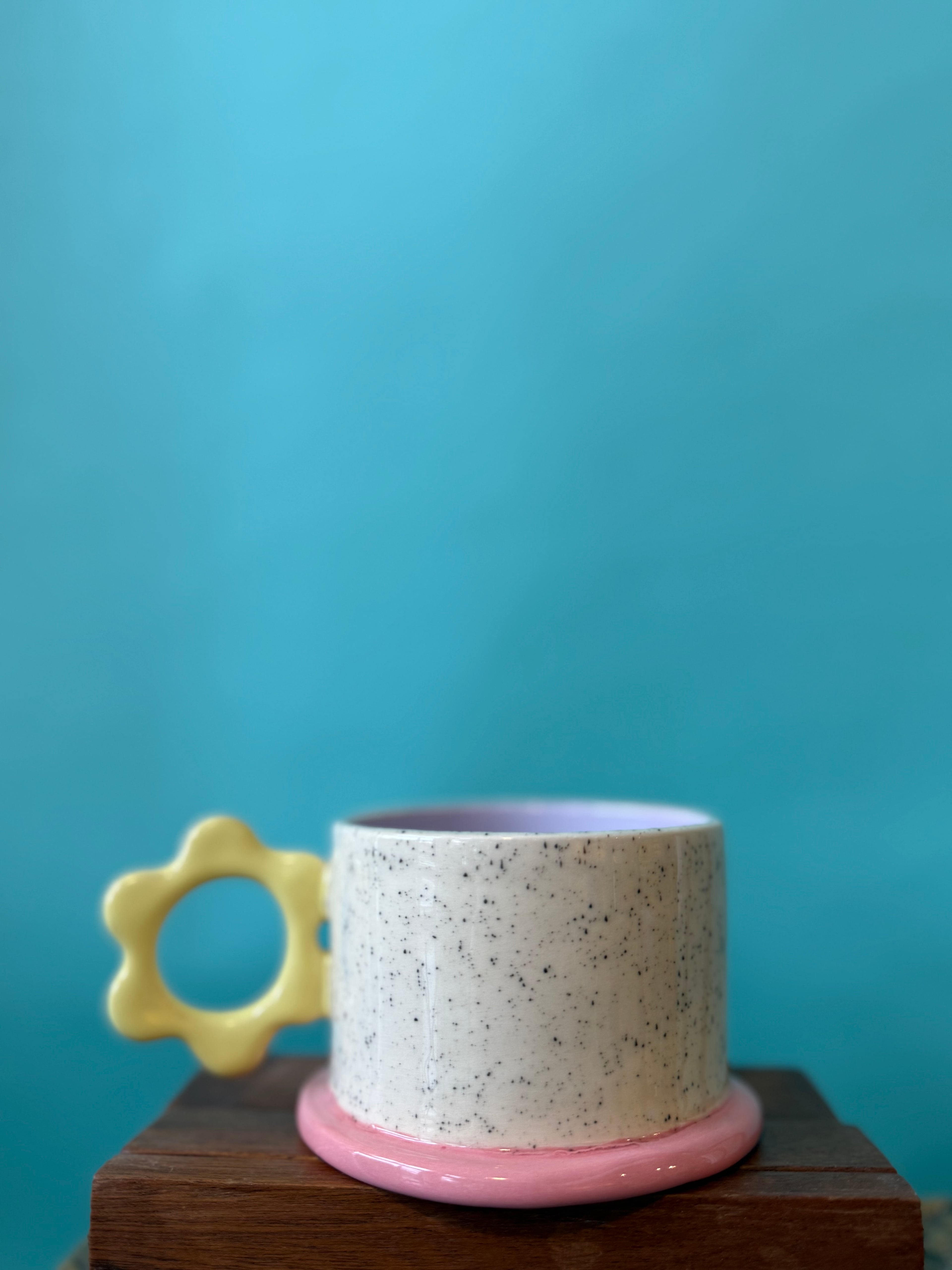 Çiçek Kulplu Beyaz Meme Mug by F2 Studio