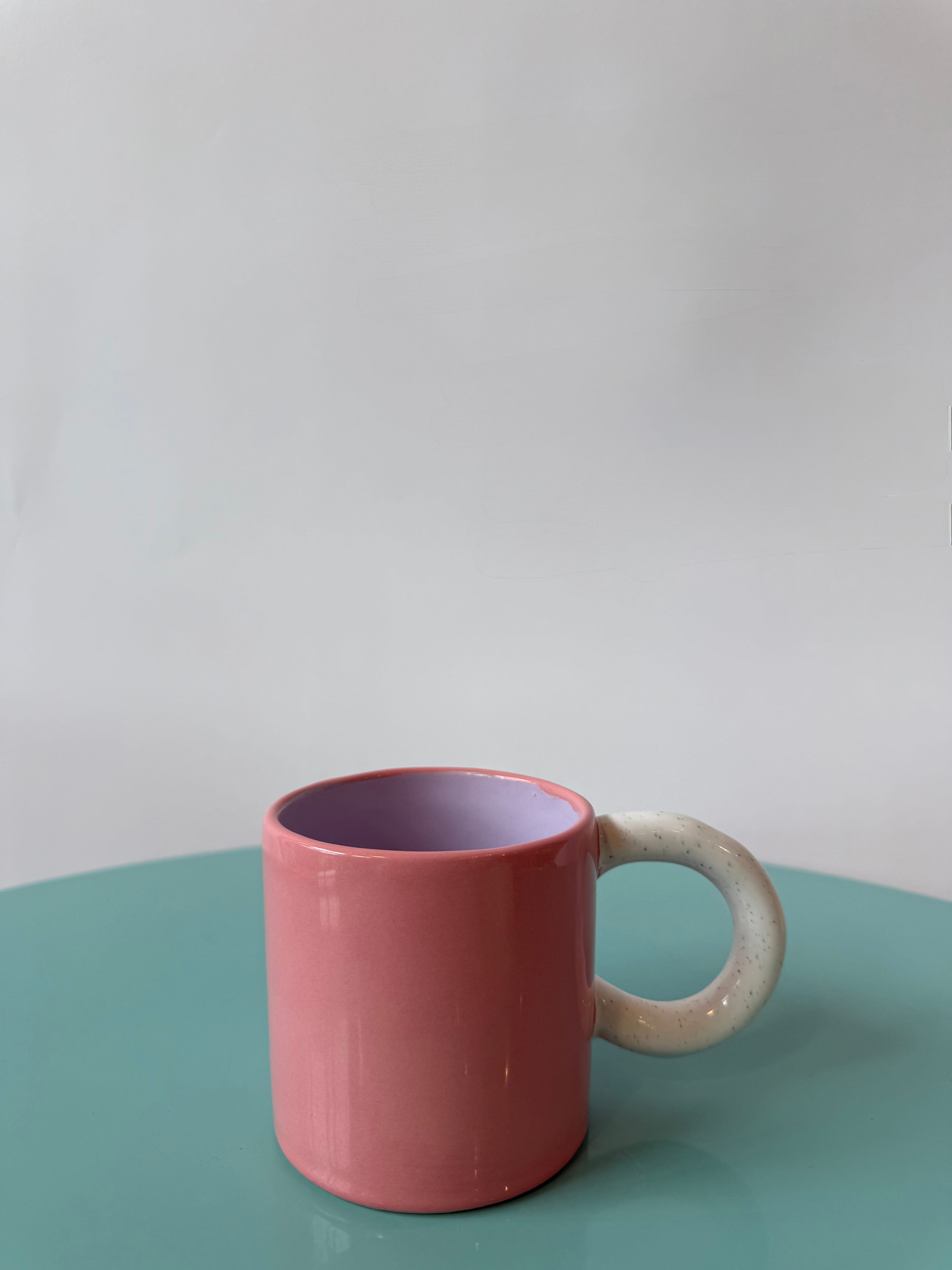 Beyaz Kulplu Pembe Meme Mug by F2 Studio