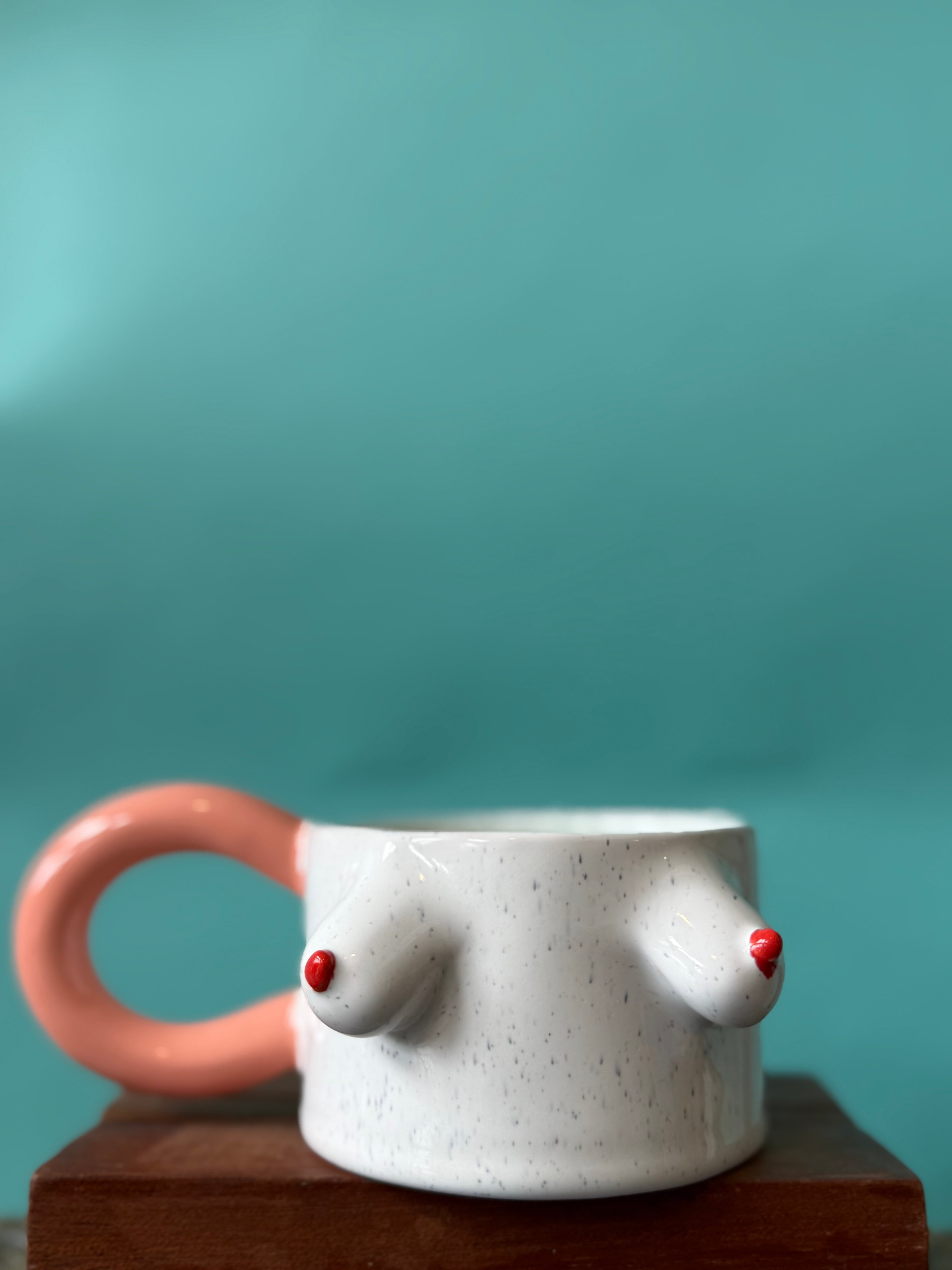 Pembe Kulplu Beyaz Meme Mug by F2 Studio
