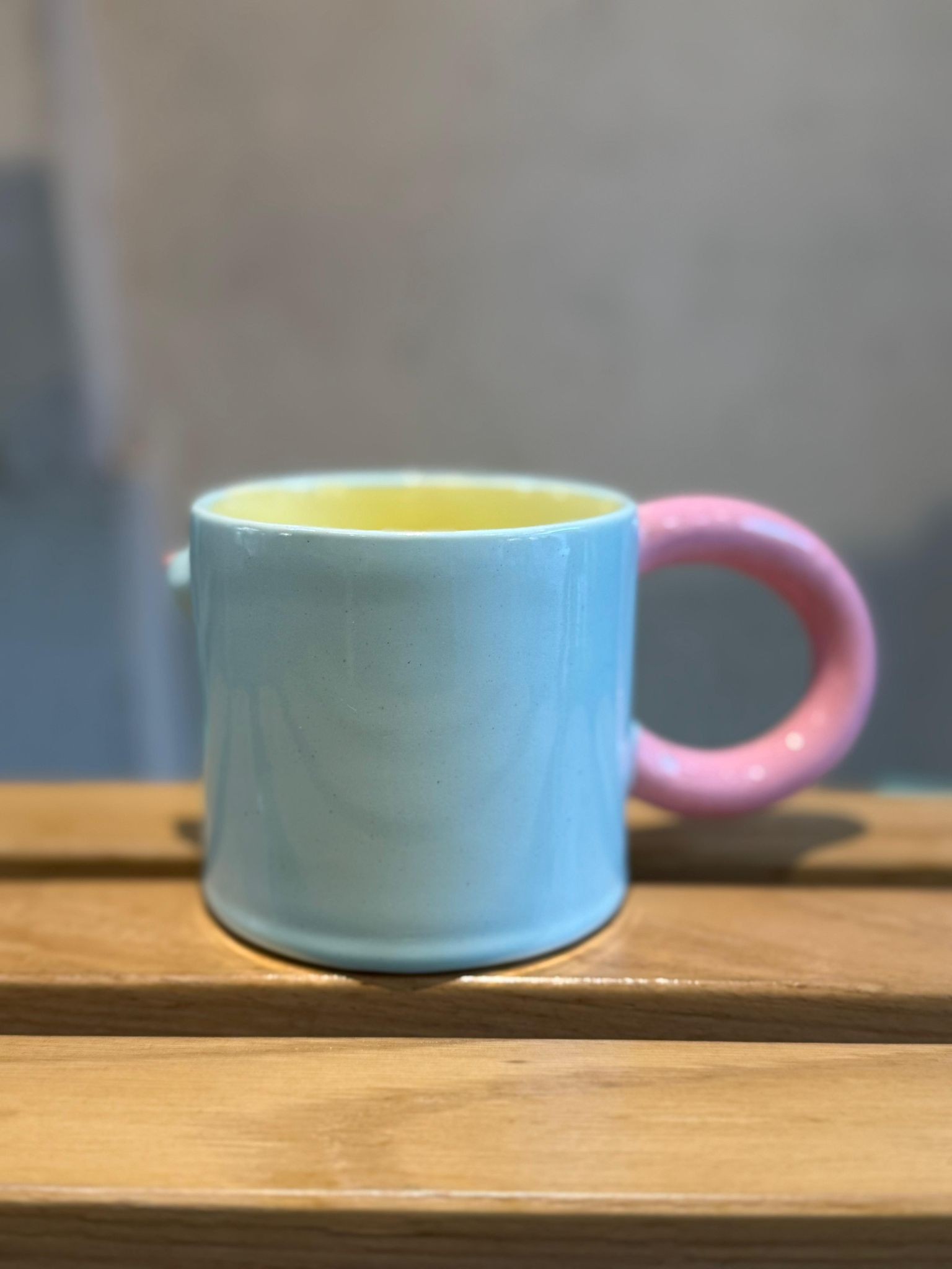 Pembe Kulplu Mavi Meme Mug by F2 Studio