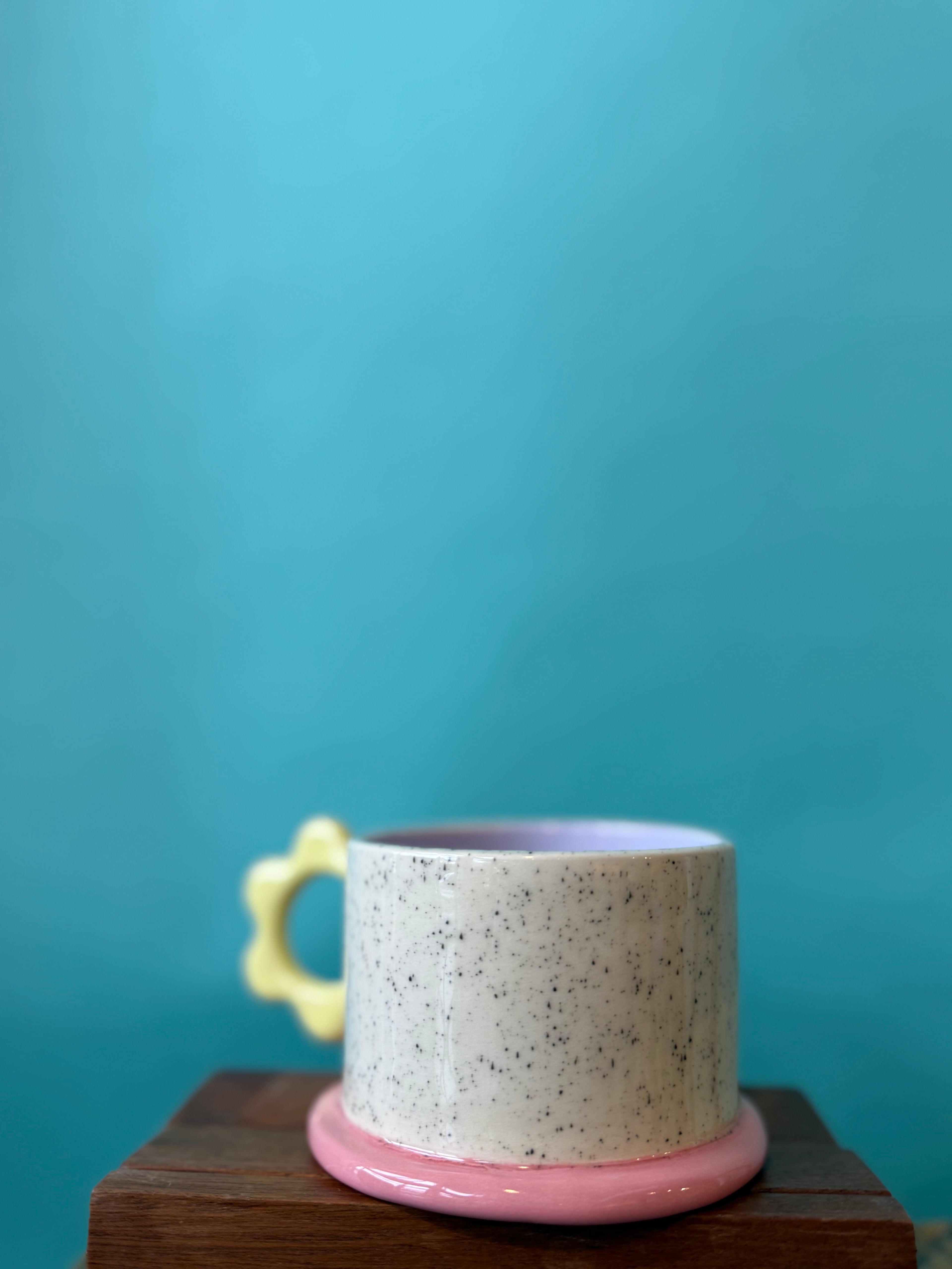 Çiçek Kulplu Beyaz Meme Mug by F2 Studio