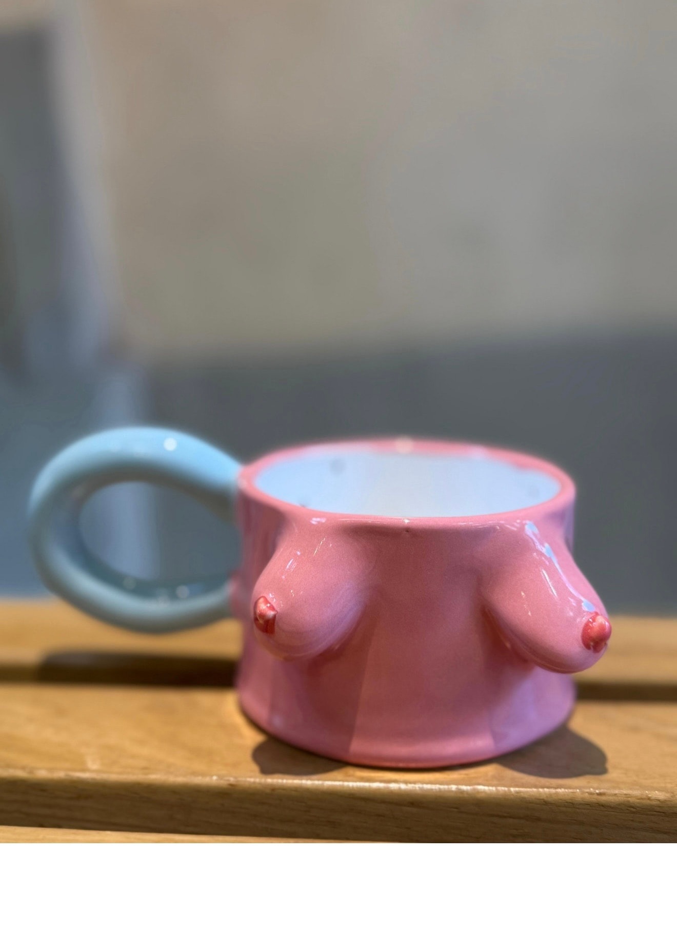 Mavi Kulplu Pembe Meme Mug by F2 Studio