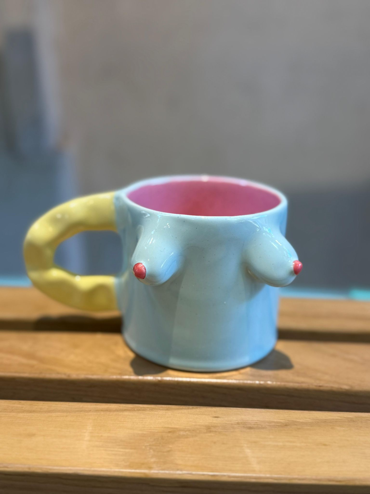 Sarı Kulplu Mavi Meme Mug by F2 Studio