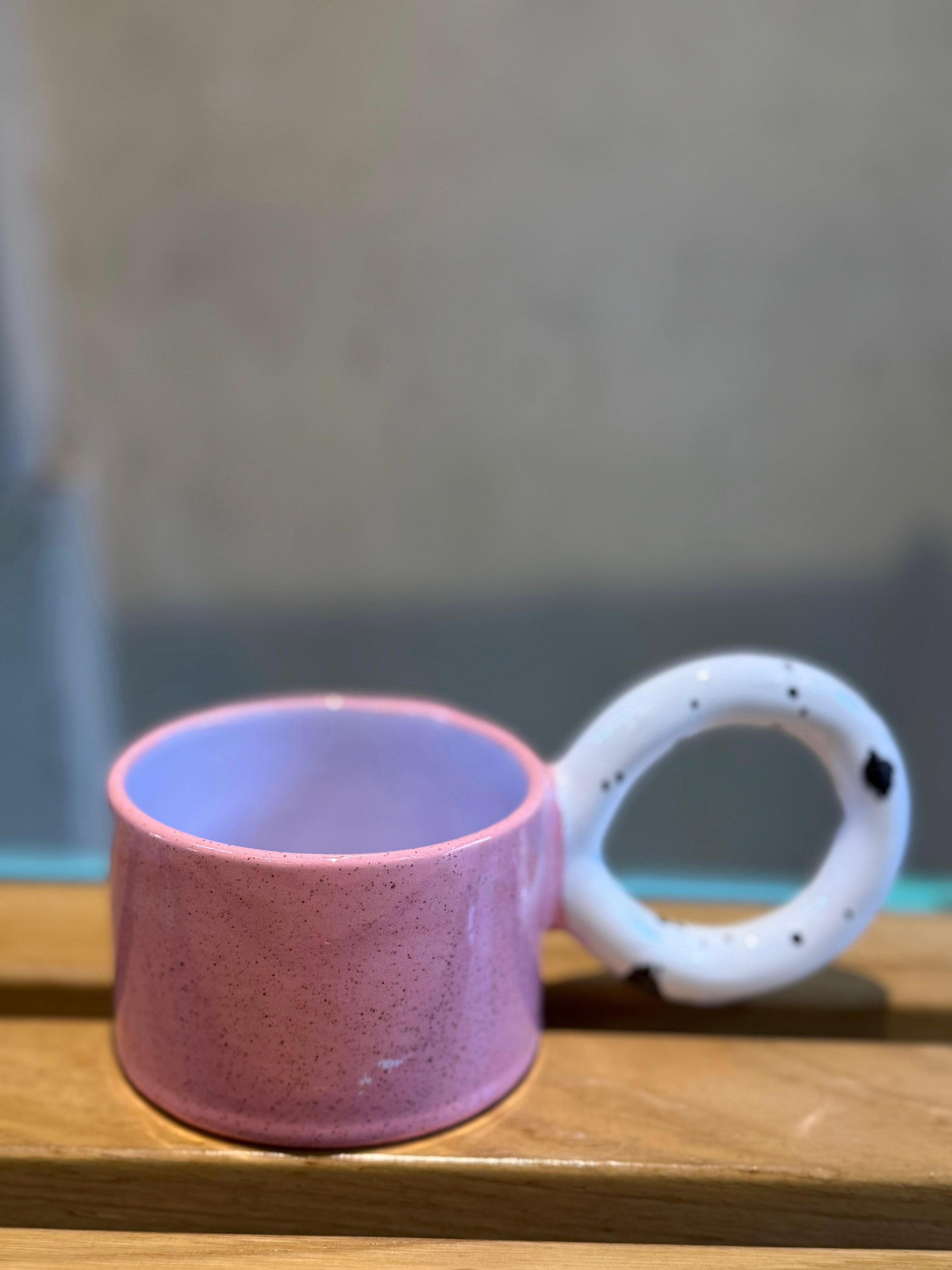 Beyaz Kulplu Pembe Meme Mug by F2 Studio