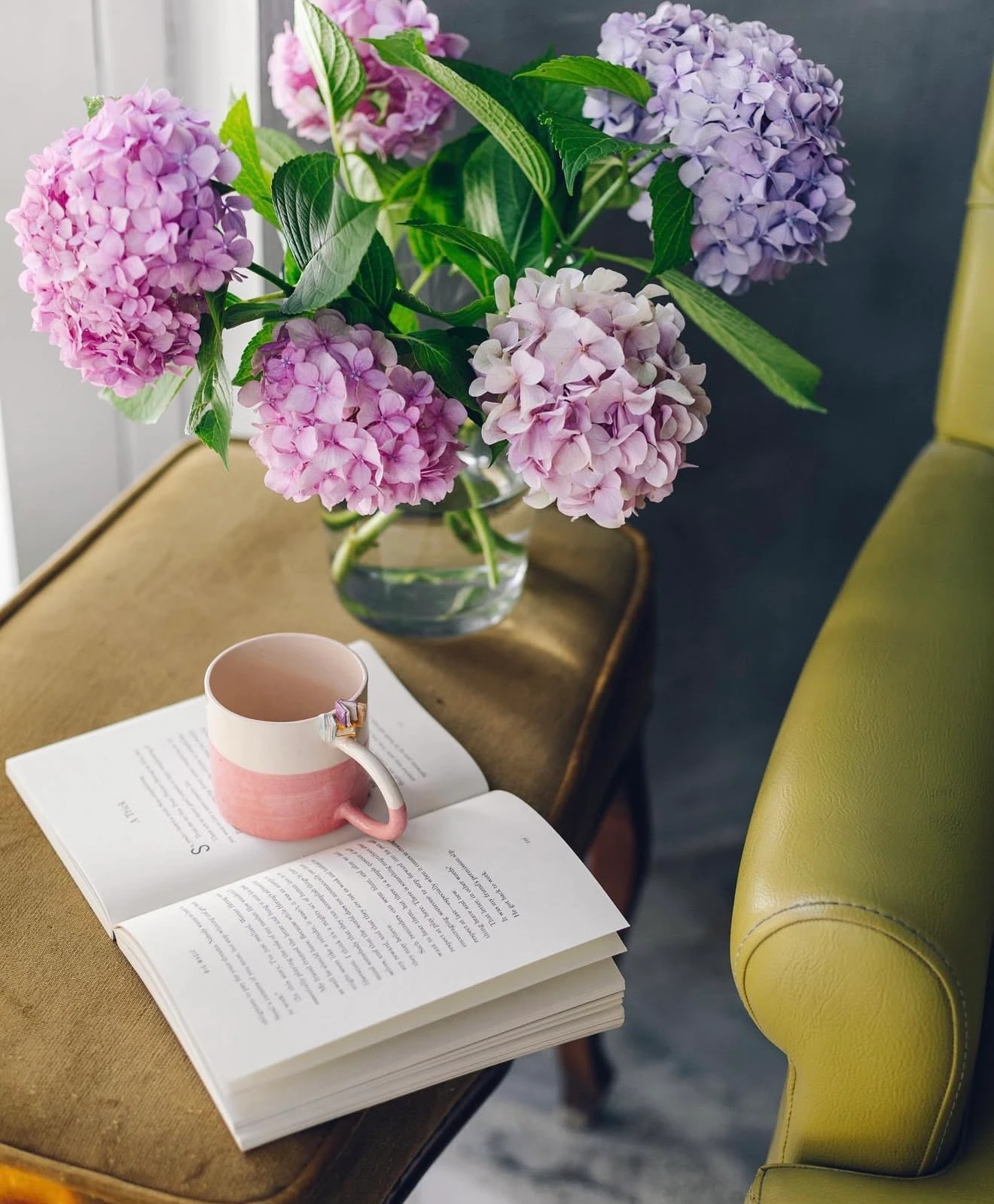 Pembe Kitap Detaylı Mug by Gri Seramik