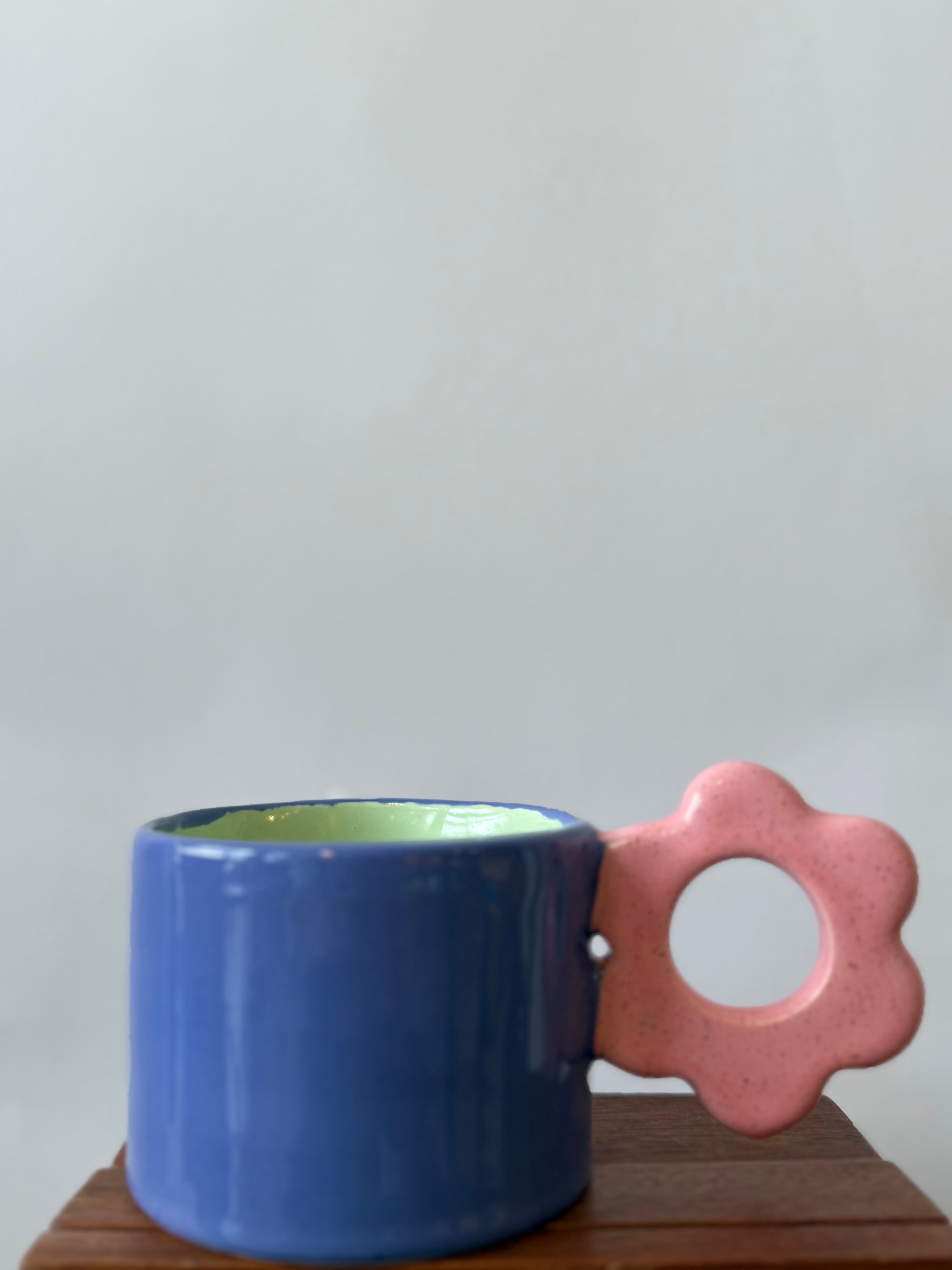 Çiçek Kulplu Mor Meme Mug by F2 Studio