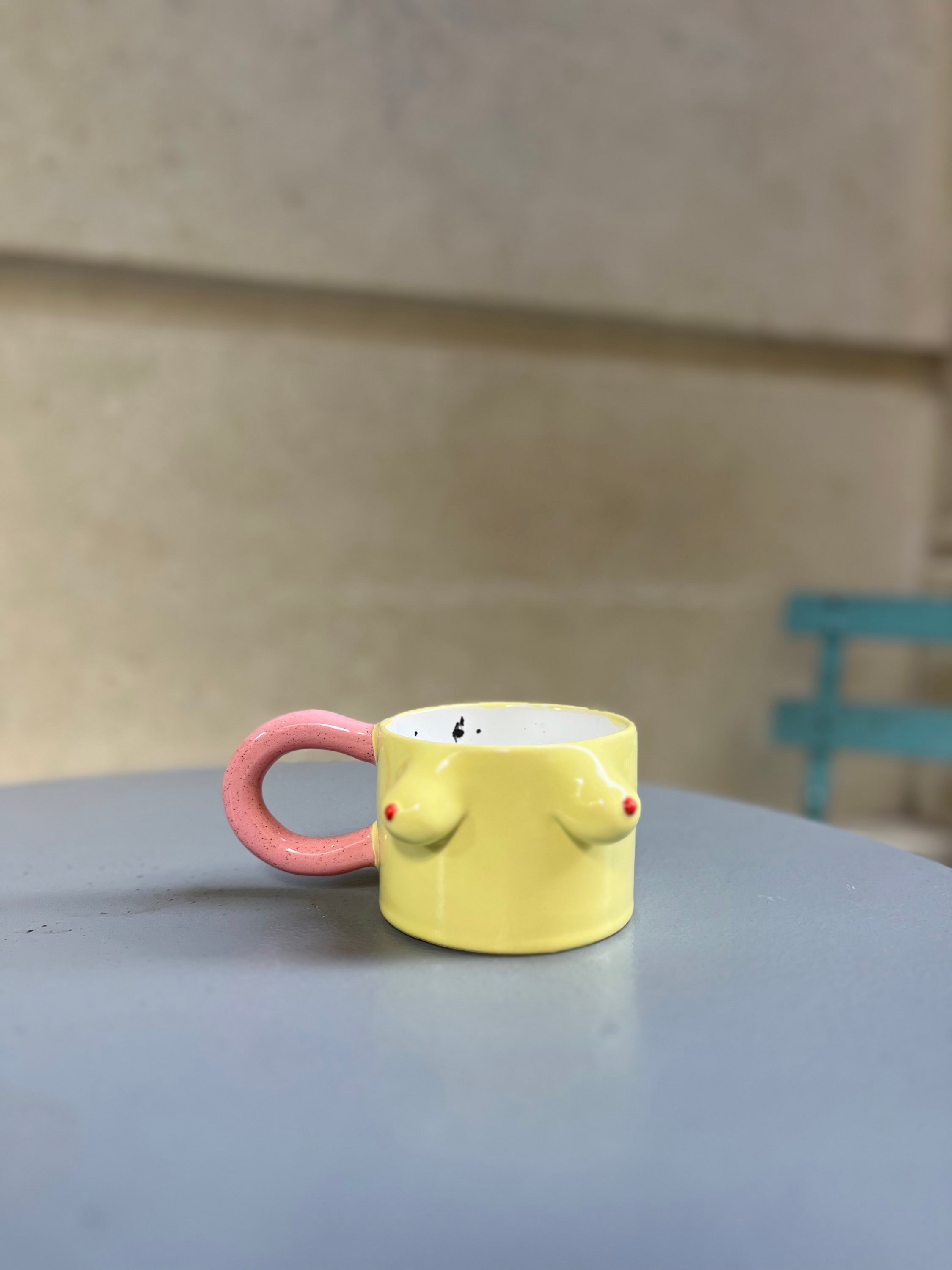 Pembe Kulplu Sarı Meme Mug by F2 Studio