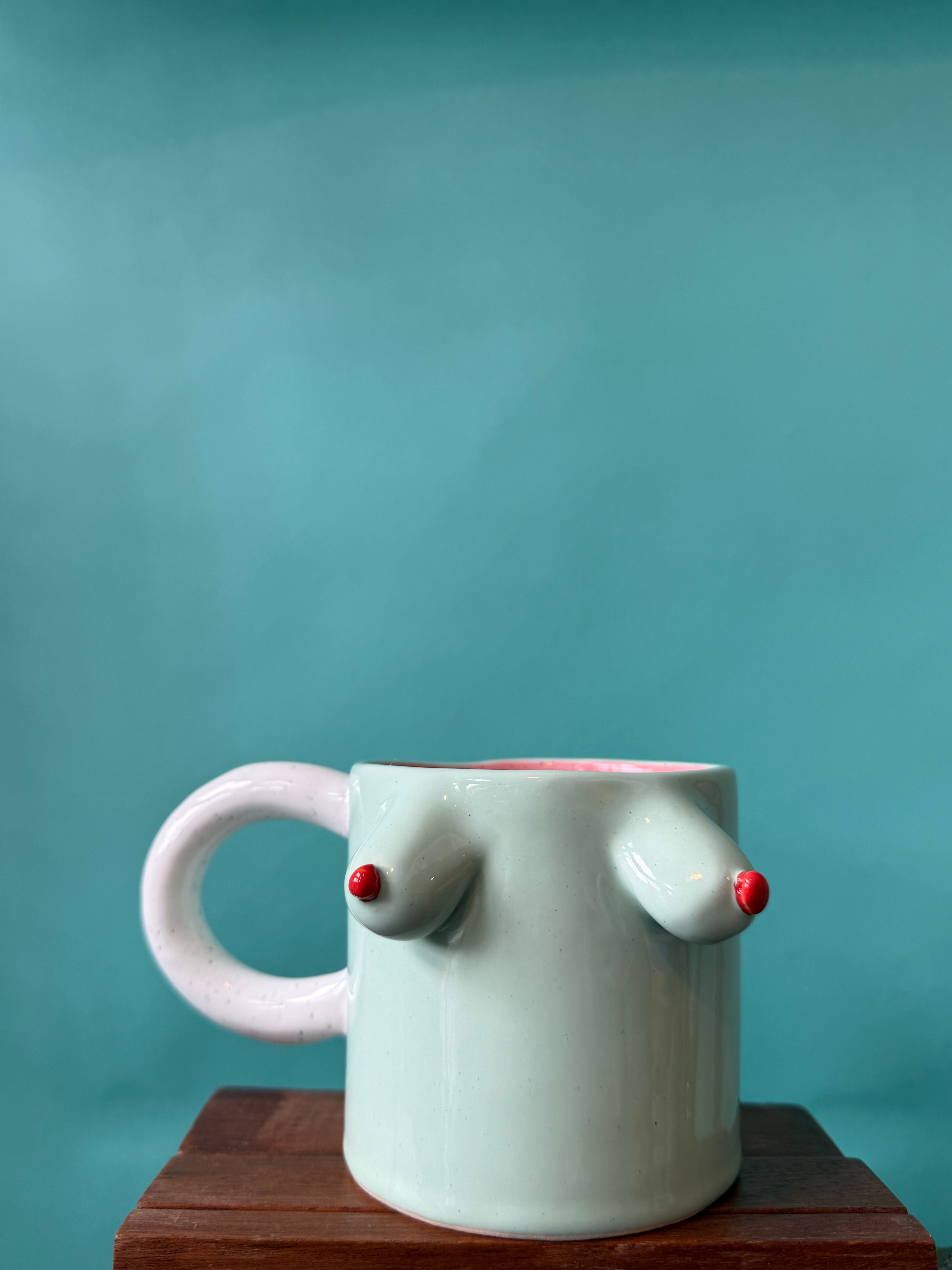 Beyaz Kulplu Mavi Meme Mug by F2 Studio