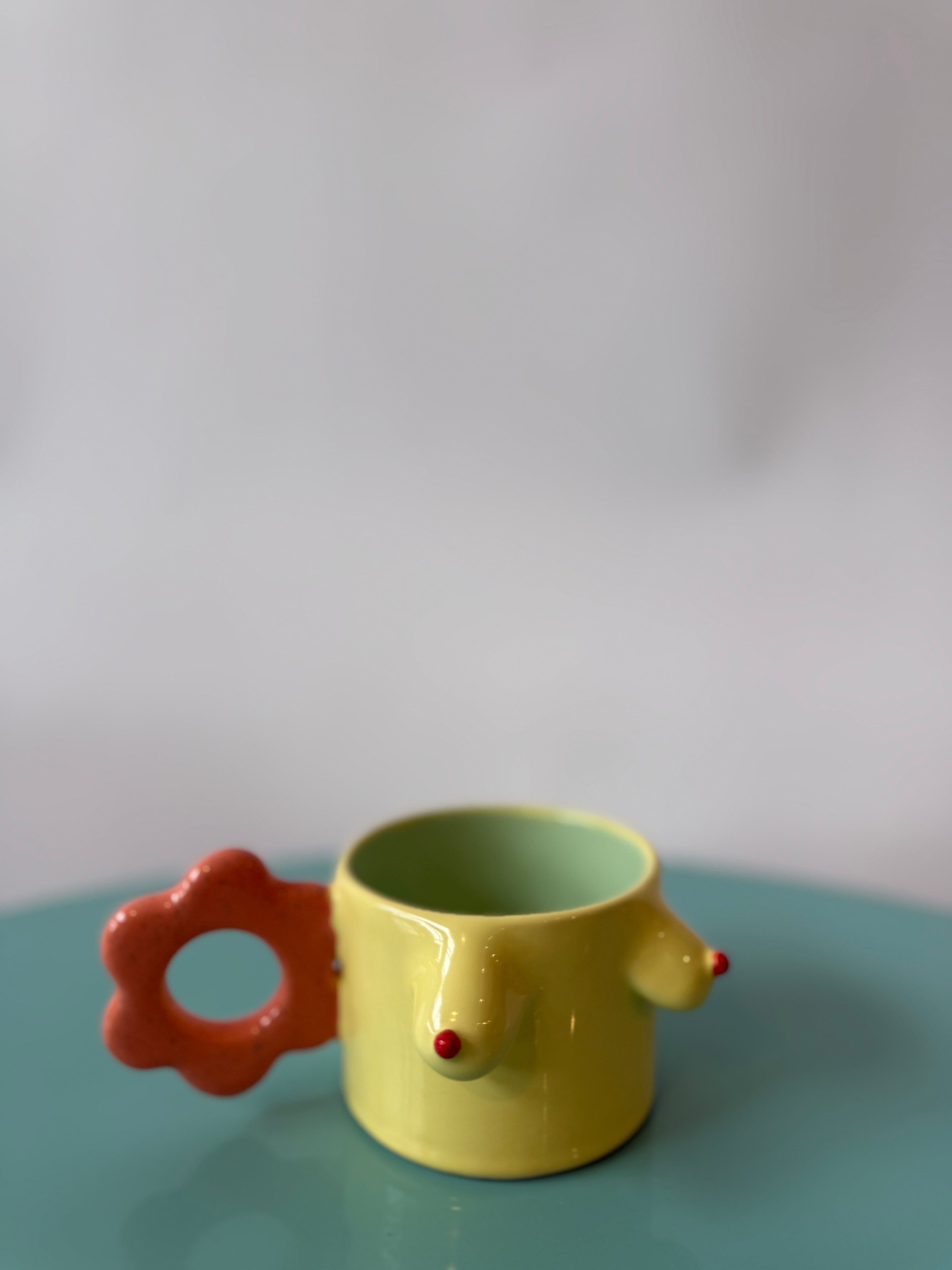 Çiçek Kulplu Sarı Meme Mug by F2 Studio