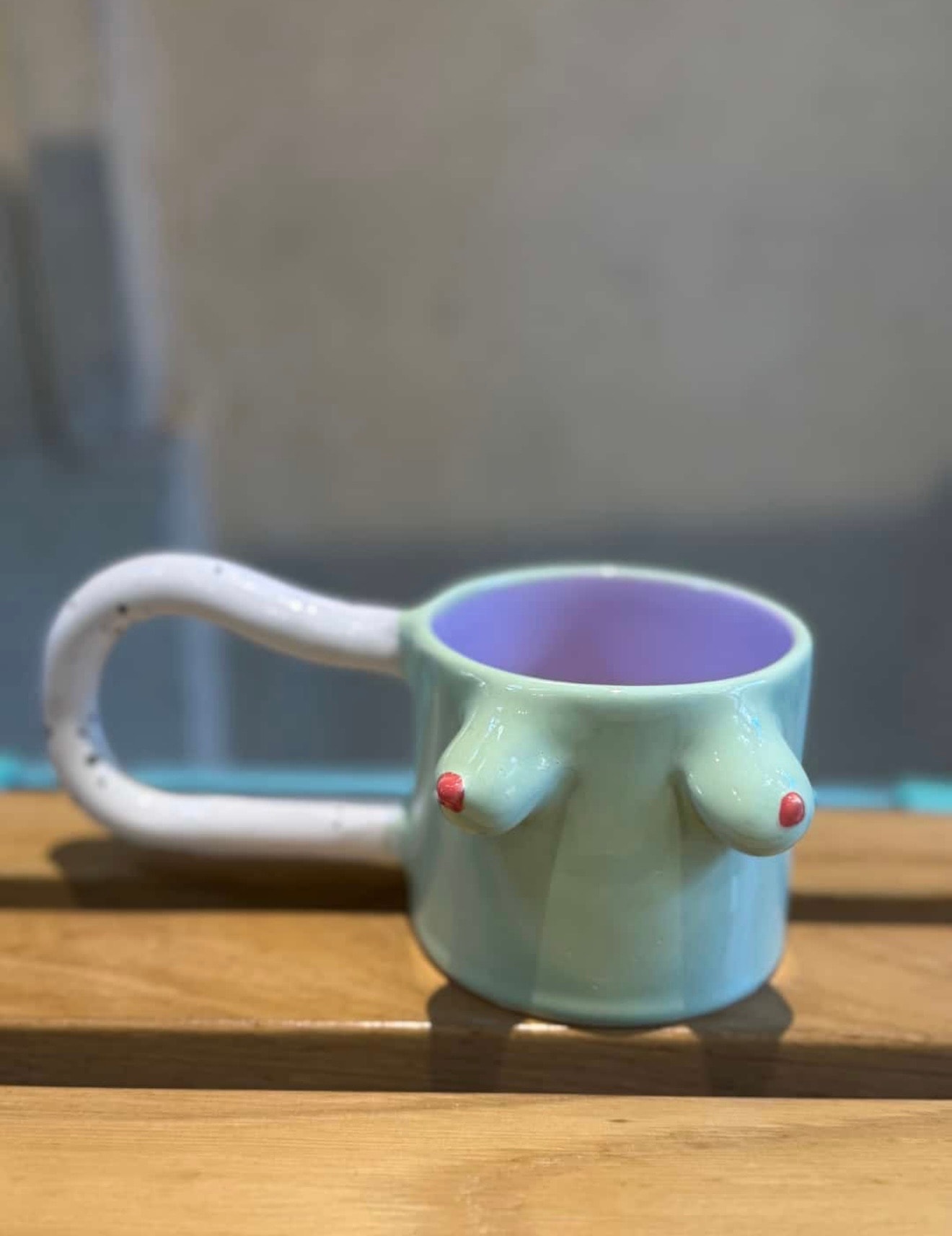 Beyaz Kulplu Mavi Meme Mug by F2 Studio