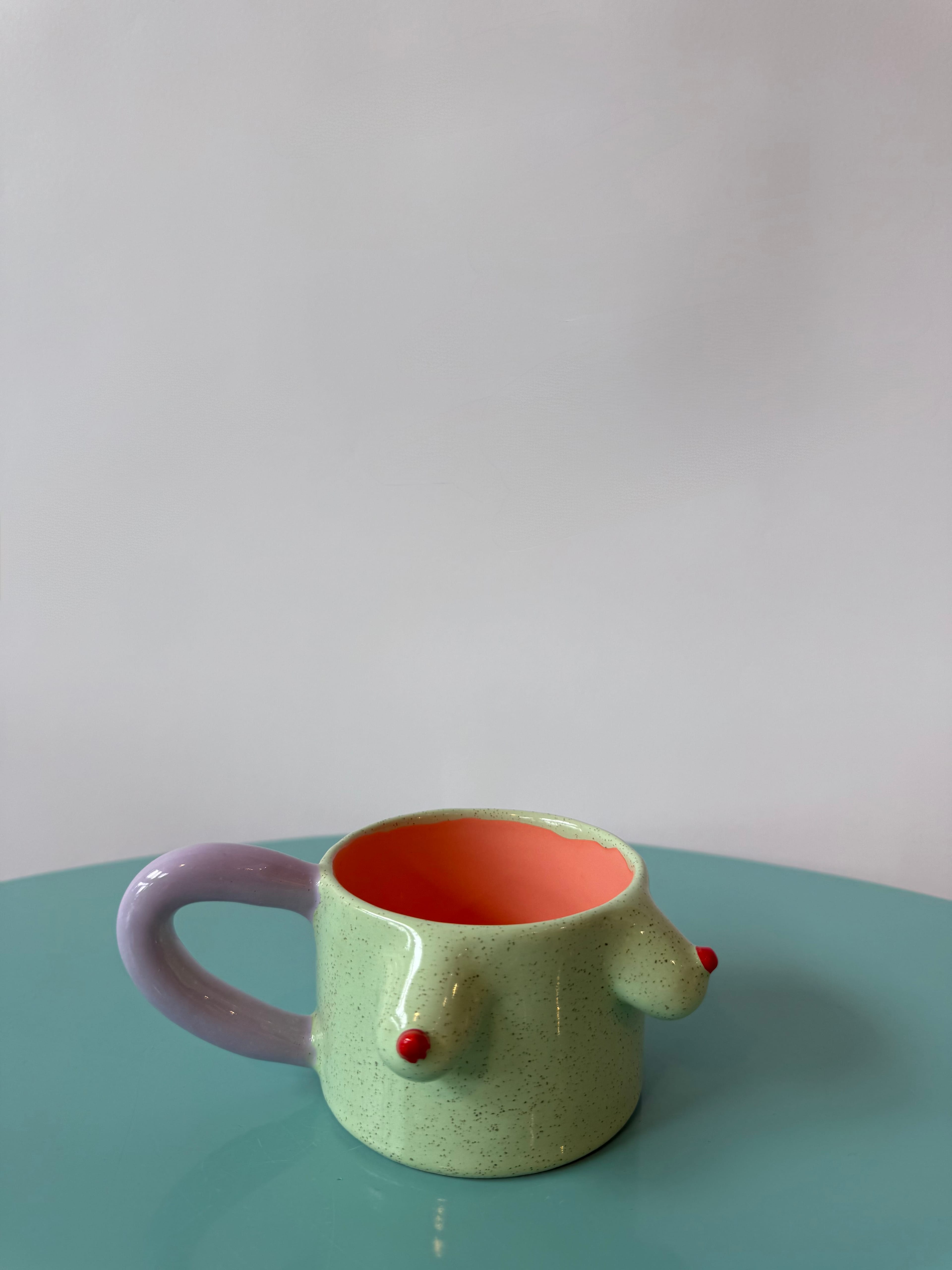 Mor Kulplu Yeşil Meme Mug by F2 Studio