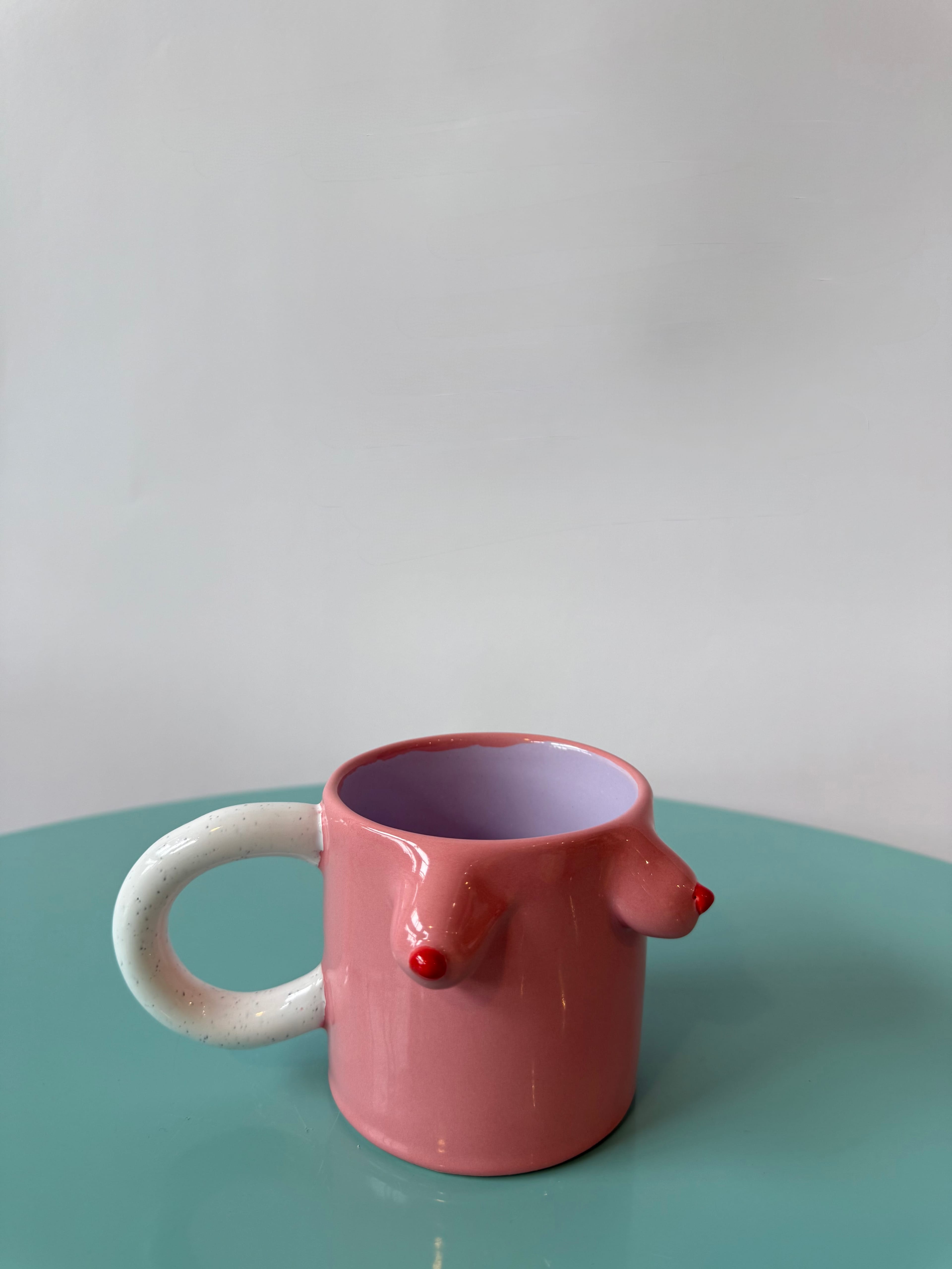 Beyaz Kulplu Pembe Meme Mug by F2 Studio