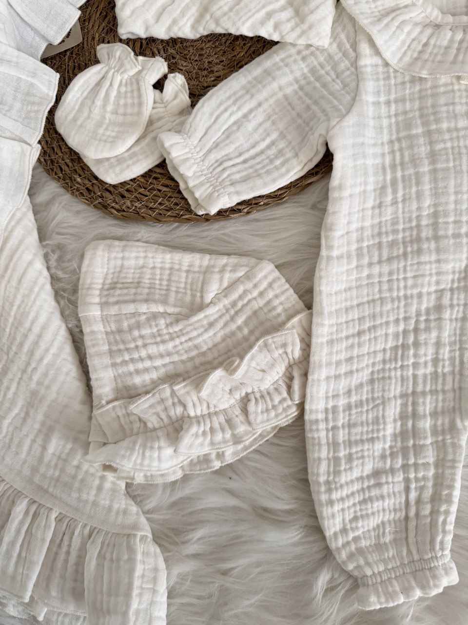 BEBEK MÜSLİN SET( TULUM BATTANİYE YASTIK YAKALIK MENDİL ŞAPKA)