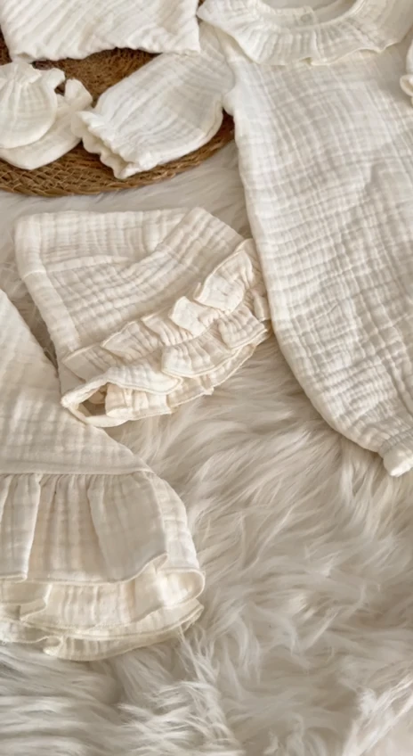 BEBEK MÜSLİN SET( TULUM BATTANİYE YASTIK YAKALIK MENDİL ŞAPKA)