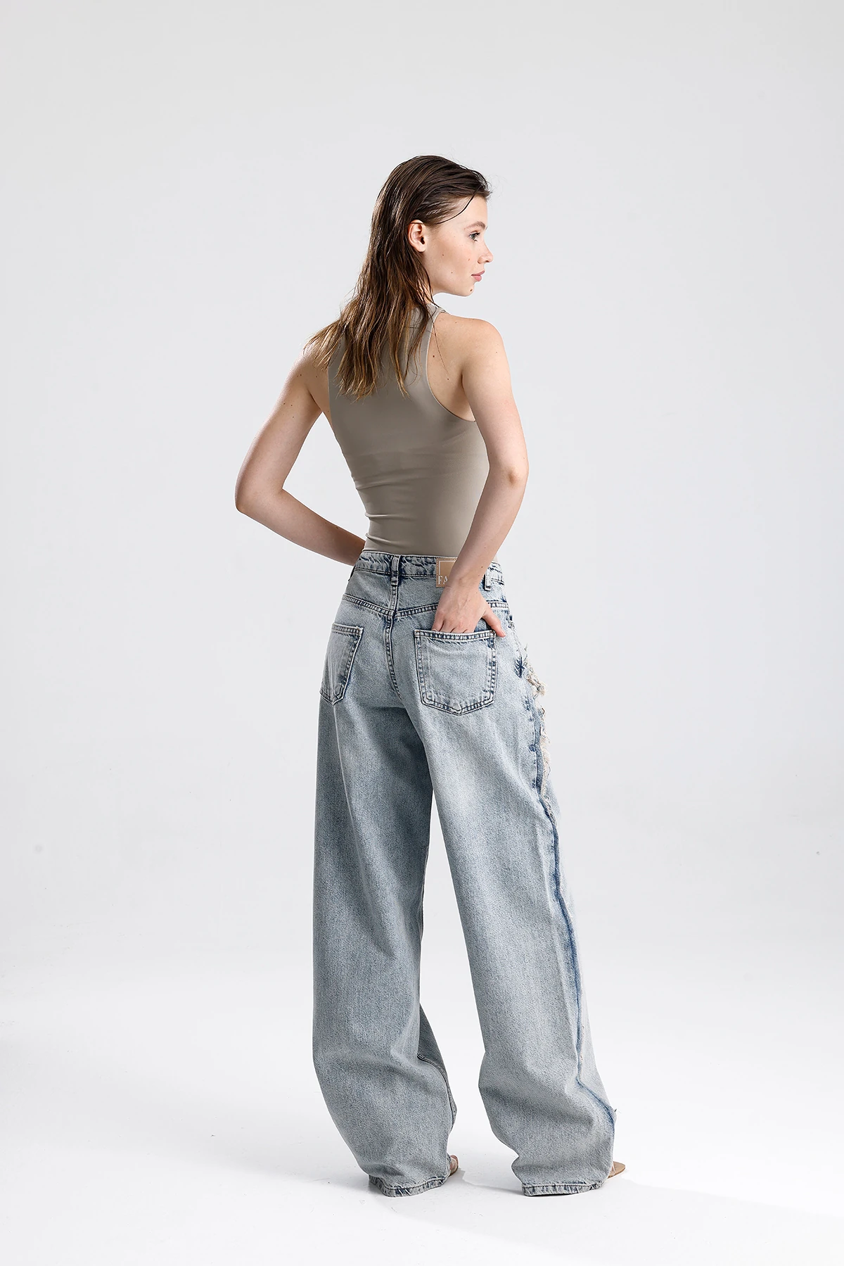 Kadın Asimetrik Yırtıklı Detaylı Jean Pantolon