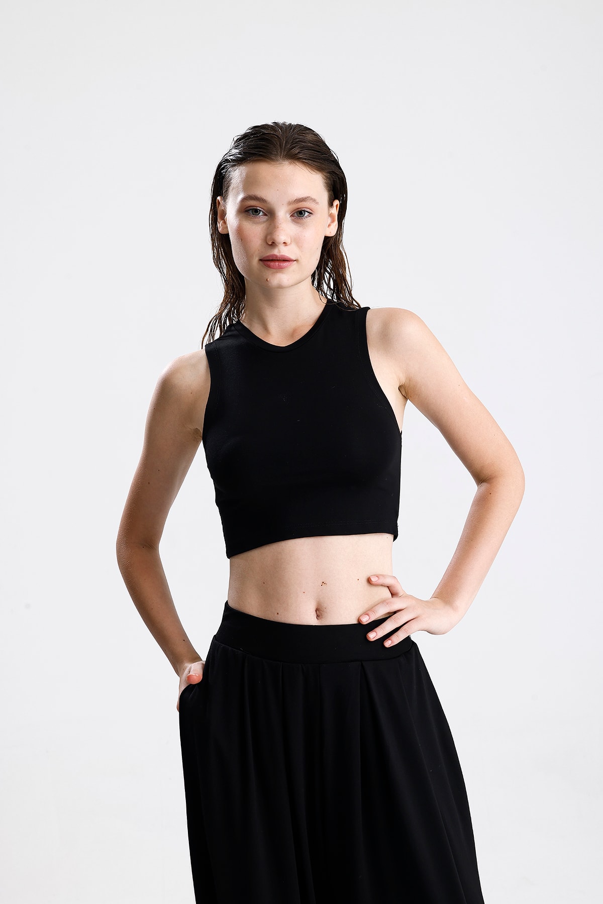 Düz Kesim Yüksek Yaka Kolsuz Crop Top