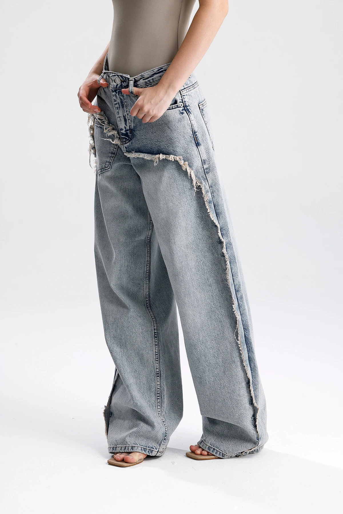 Kadın Asimetrik Yırtıklı Detaylı Jean Pantolon