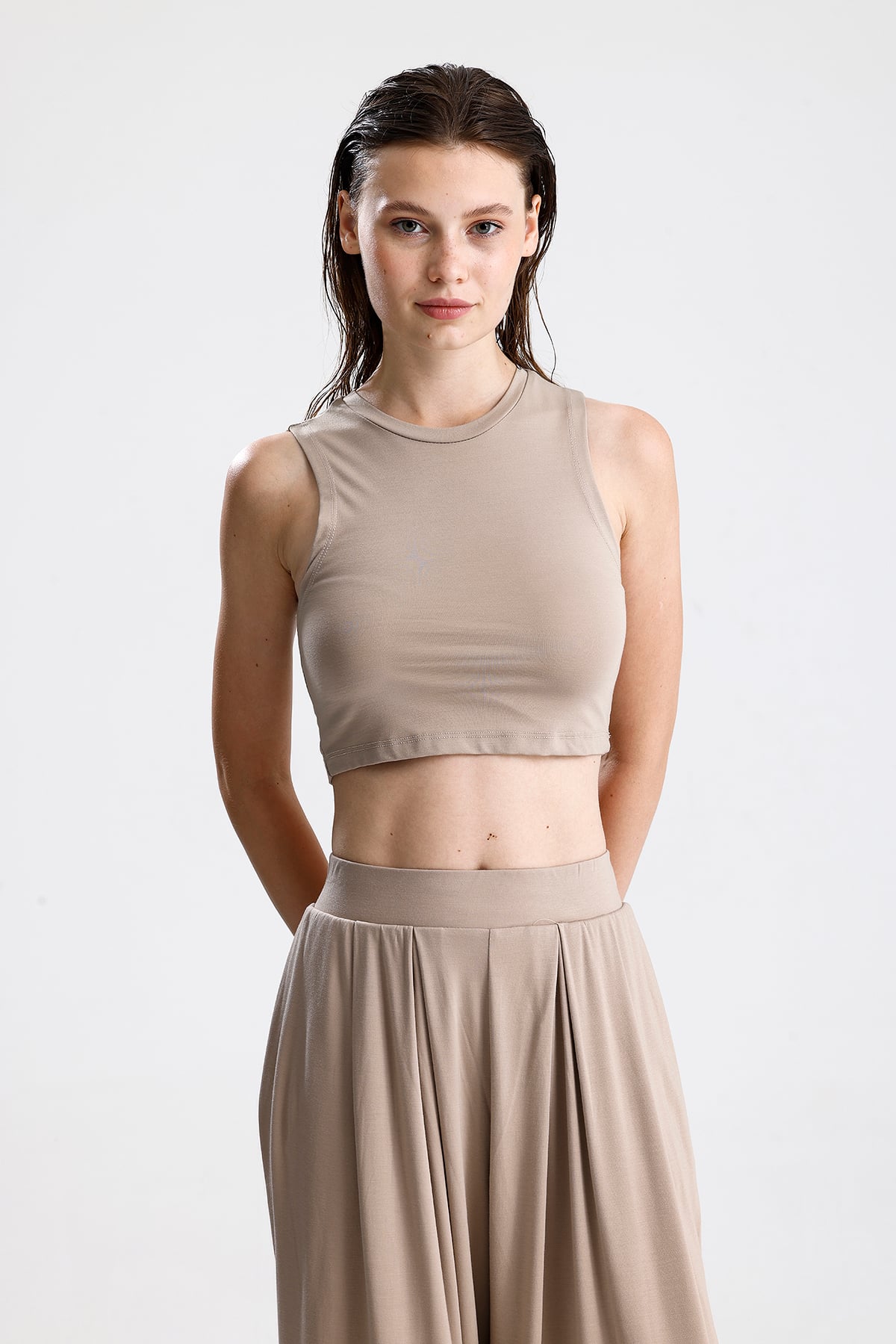 Düz Kesim Yüksek Yaka Kolsuz Crop Top - Sütlü Kahve