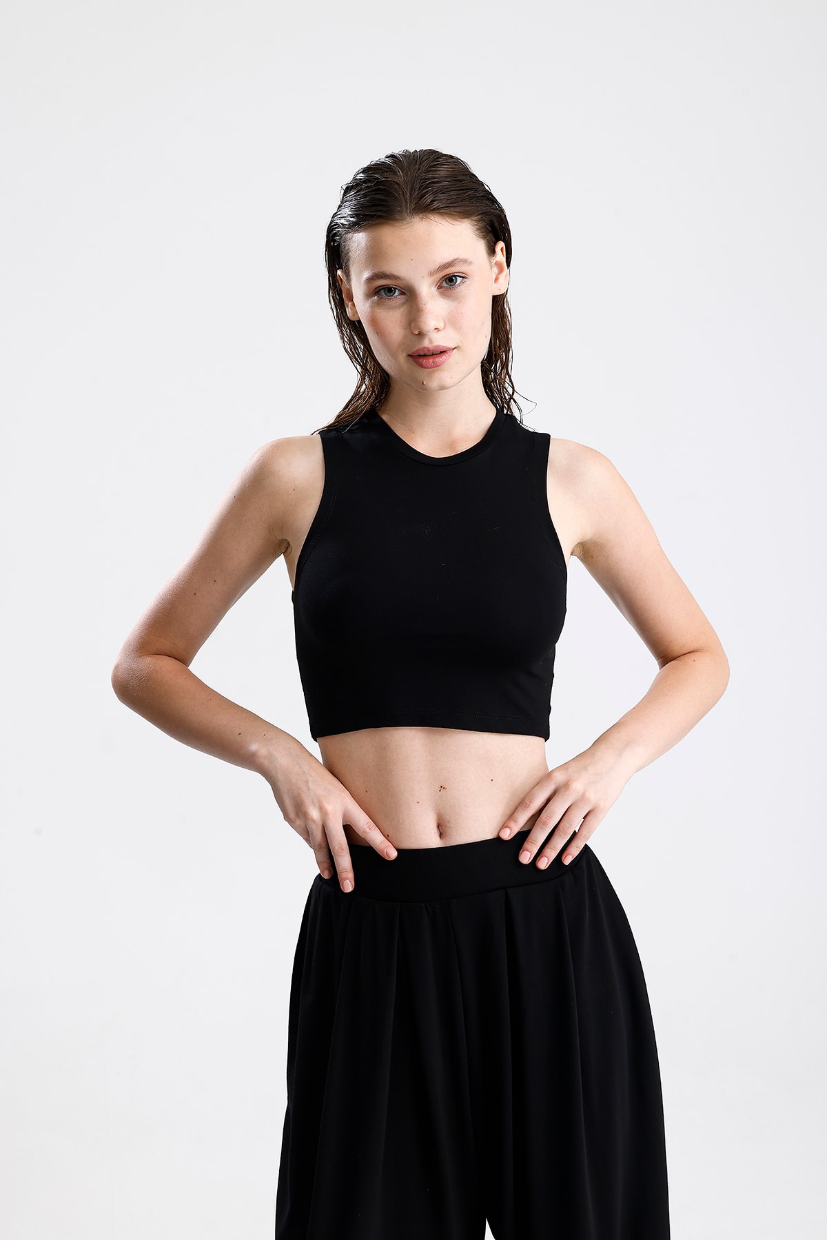 Düz Kesim Yüksek Yaka Kolsuz Crop Top - Siyah