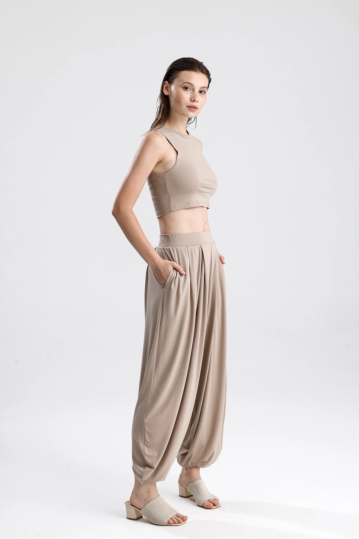 Düz Kesim Yüksek Yaka Kolsuz Crop Top