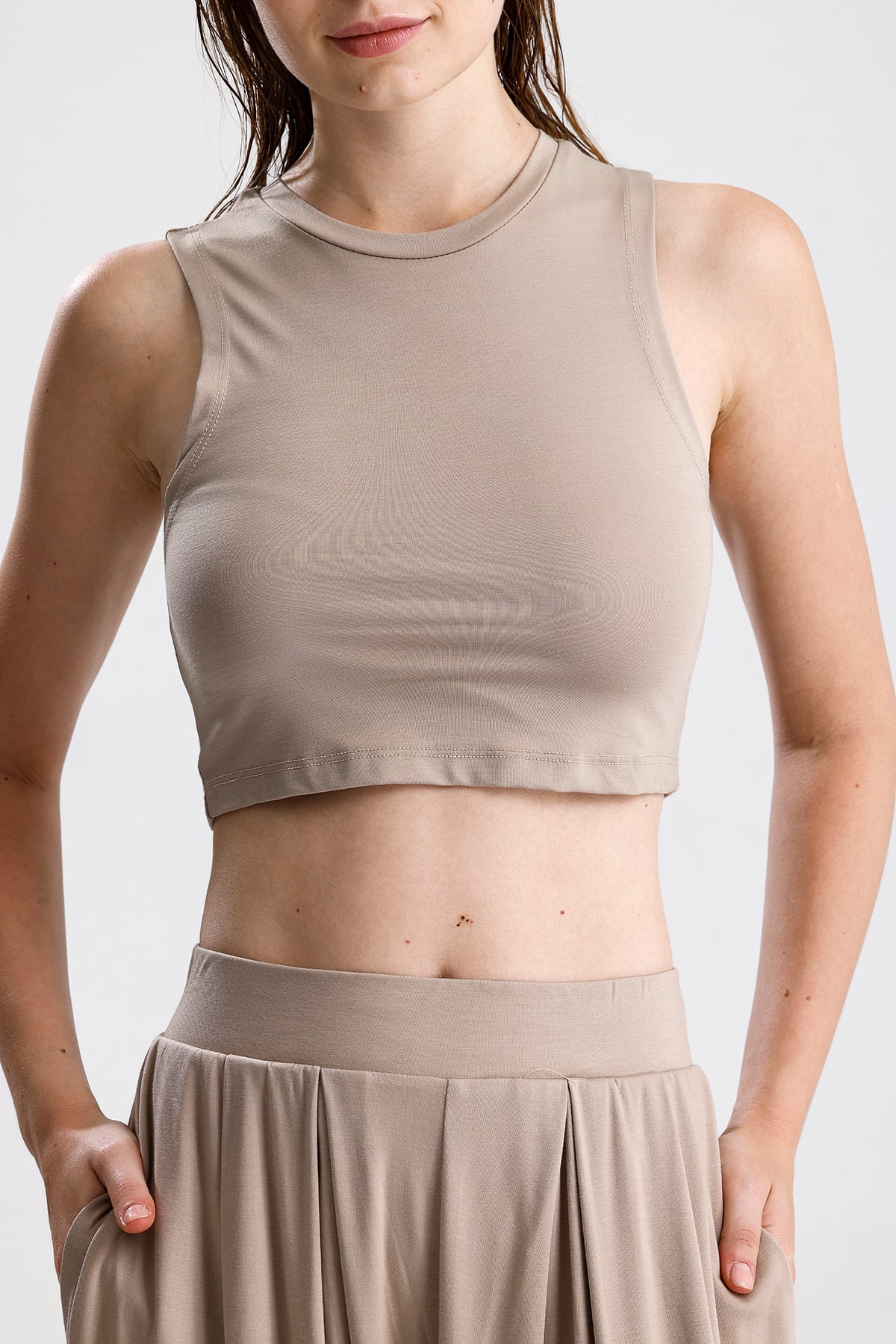 Düz Kesim Yüksek Yaka Kolsuz Crop Top - Sütlü Kahve