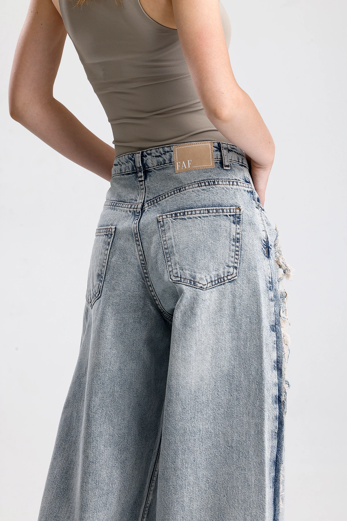 Kadın Asimetrik Yırtıklı Detaylı Jean Pantolon