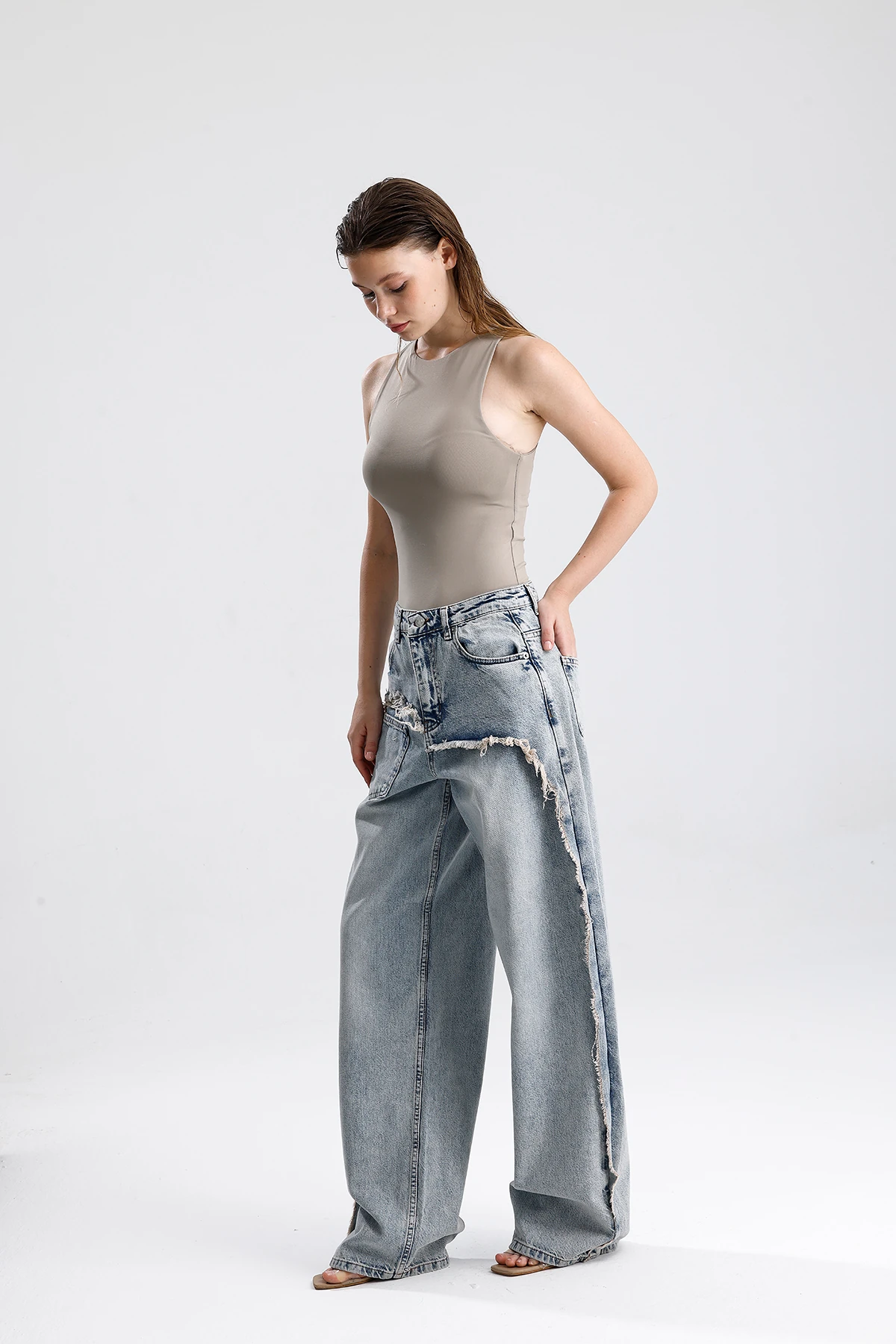 Kadın Asimetrik Yırtıklı Detaylı Jean Pantolon