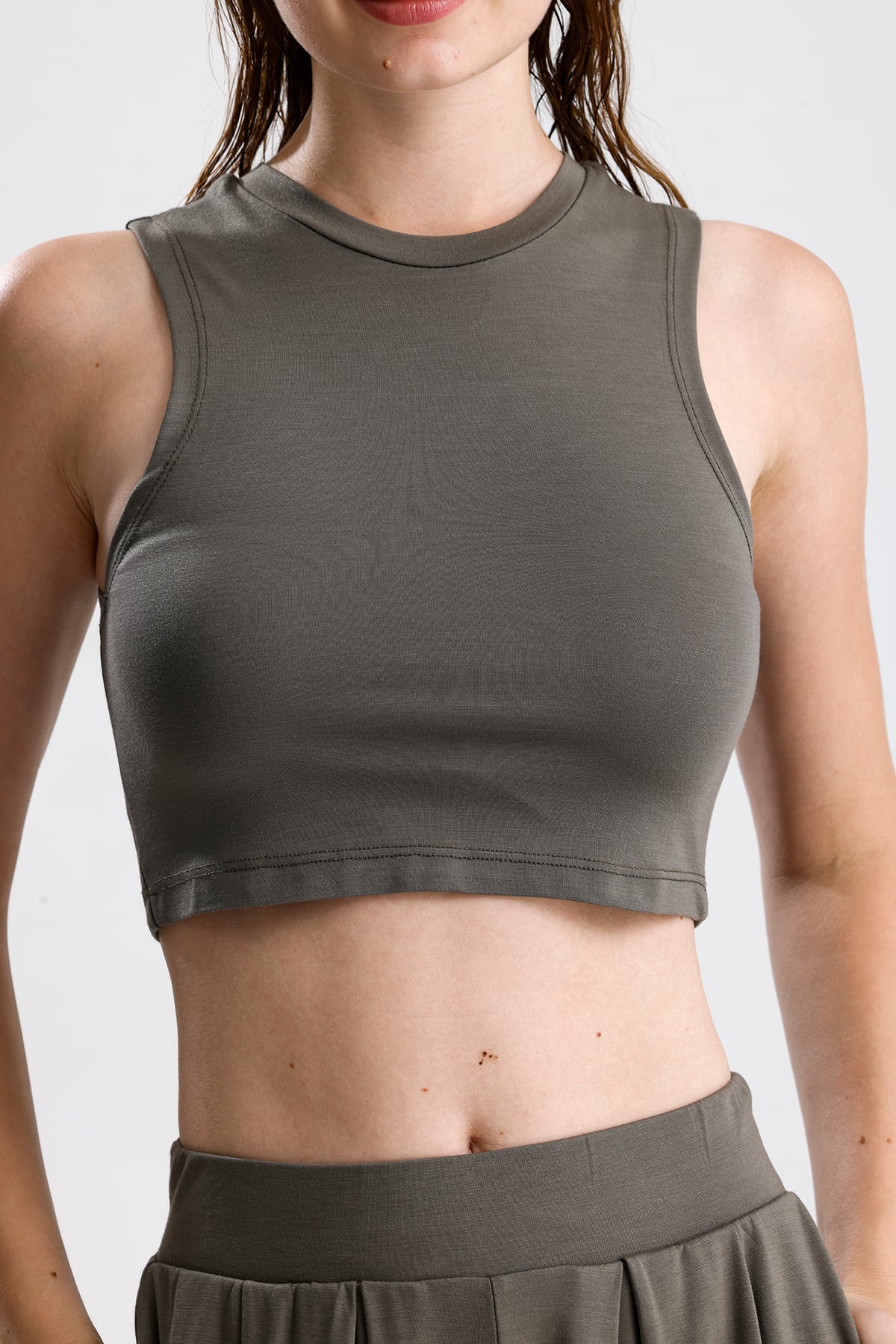 Düz Kesim Yüksek Yaka Kolsuz Crop Top - Haki