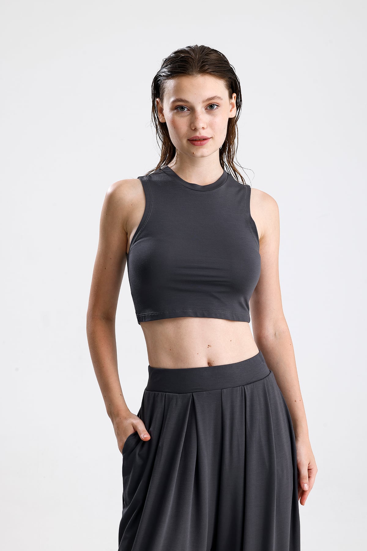 Düz Kesim Yüksek Yaka Kolsuz Crop Top - Antrasit