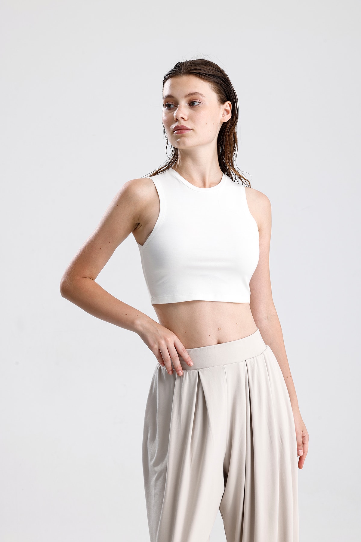 Düz Kesim Yüksek Yaka Kolsuz Crop Top - Beyaz