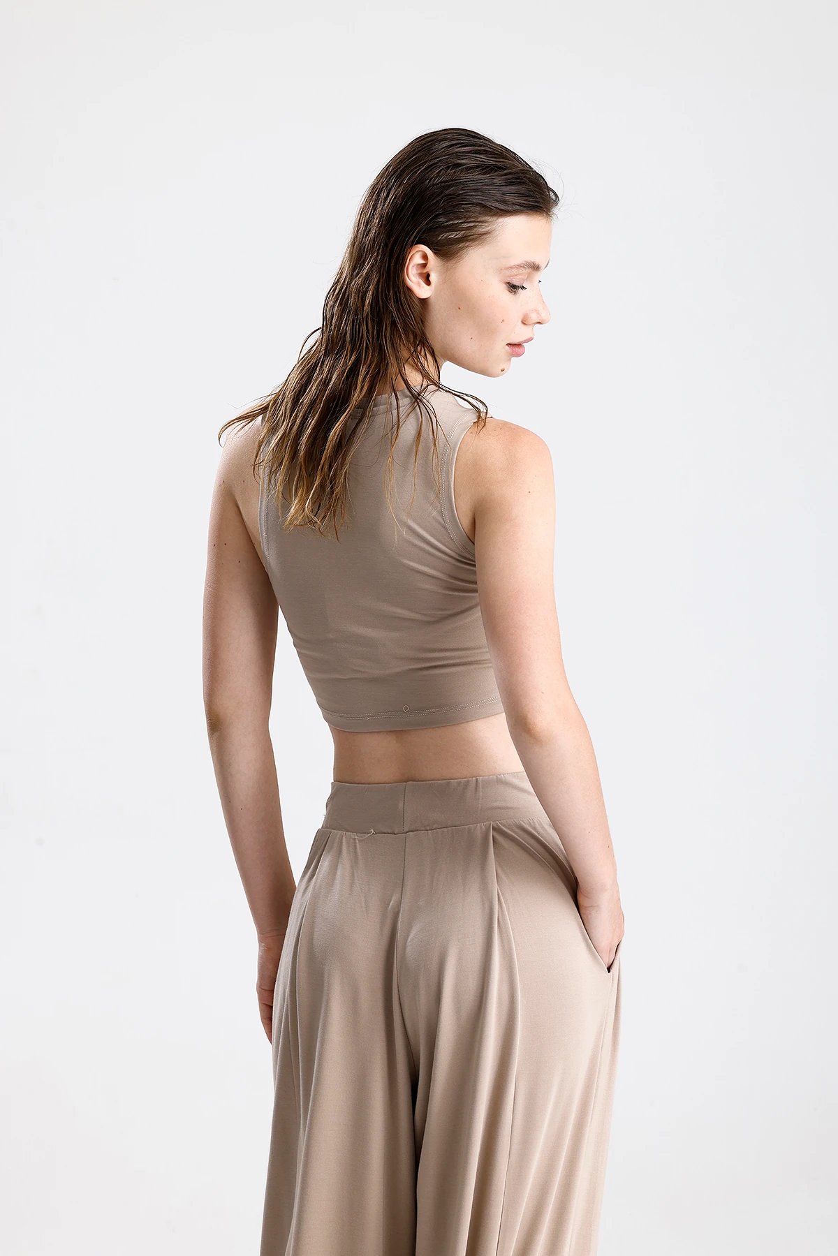 Düz Kesim Yüksek Yaka Kolsuz Crop Top