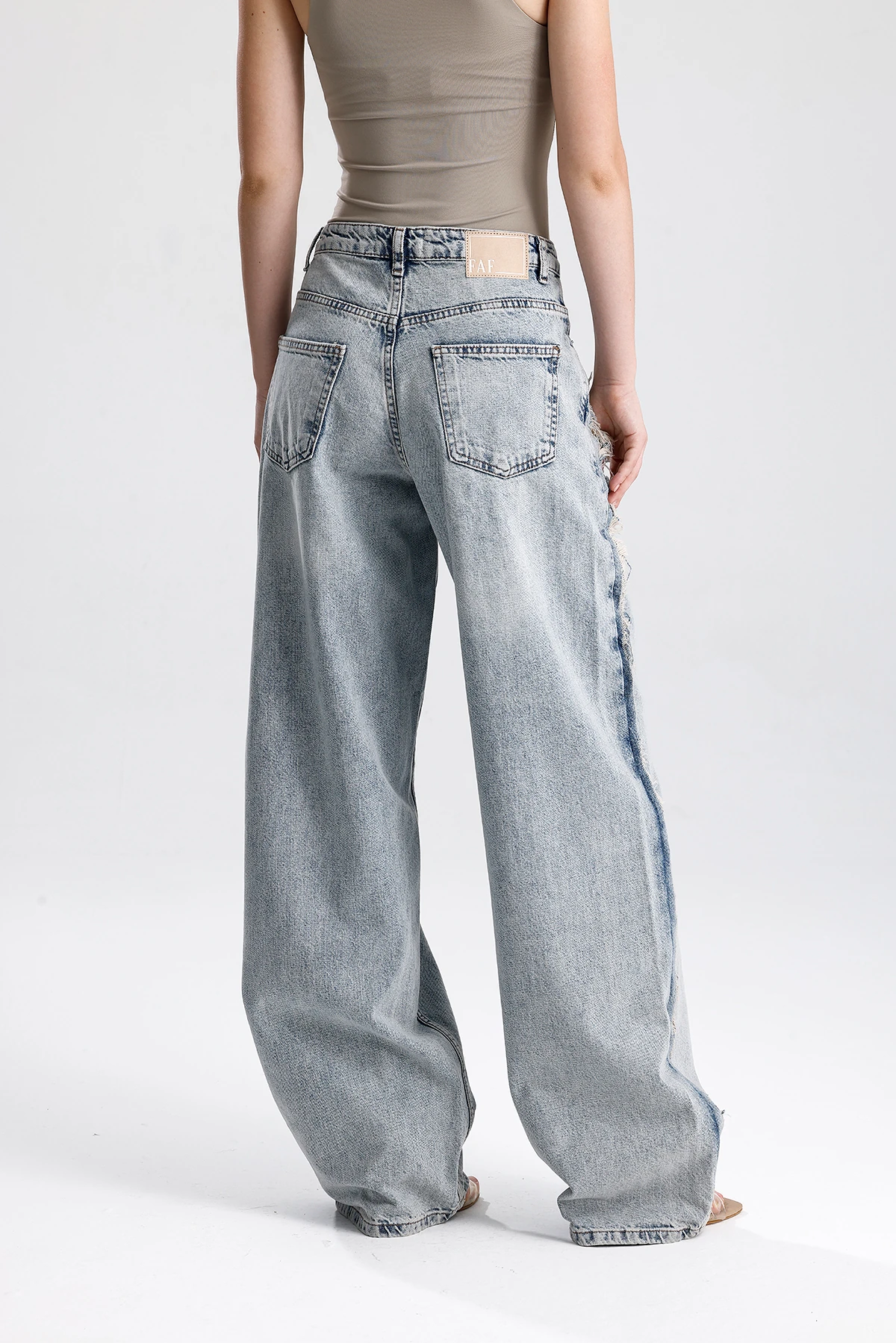 Kadın Asimetrik Yırtıklı Detaylı Jean Pantolon