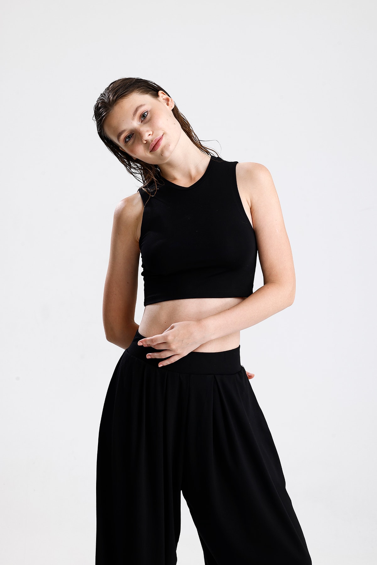 Düz Kesim Yüksek Yaka Kolsuz Crop Top
