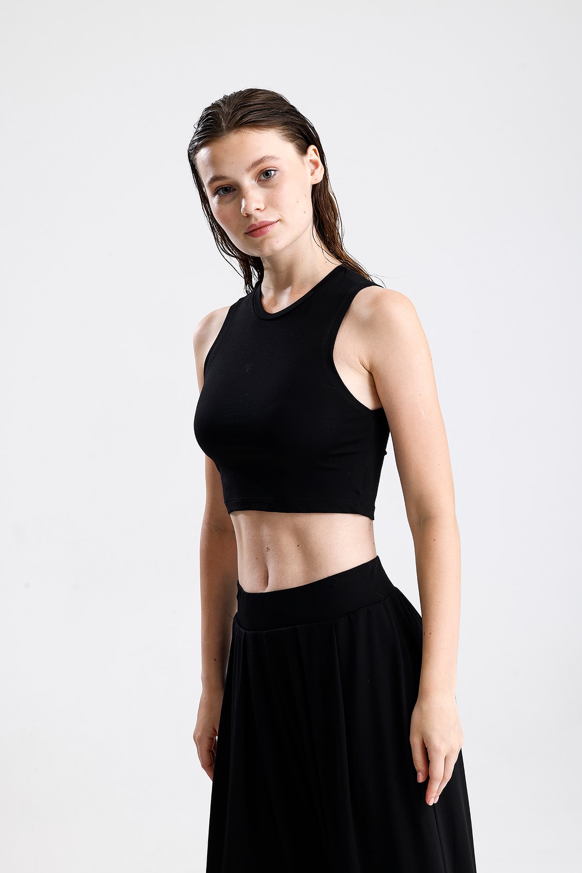 Düz Kesim Yüksek Yaka Kolsuz Crop Top
