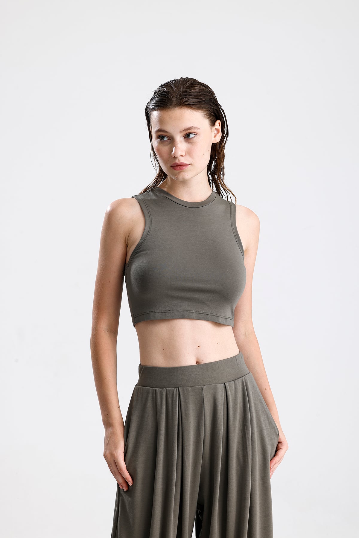 Düz Kesim Yüksek Yaka Kolsuz Crop Top - Haki