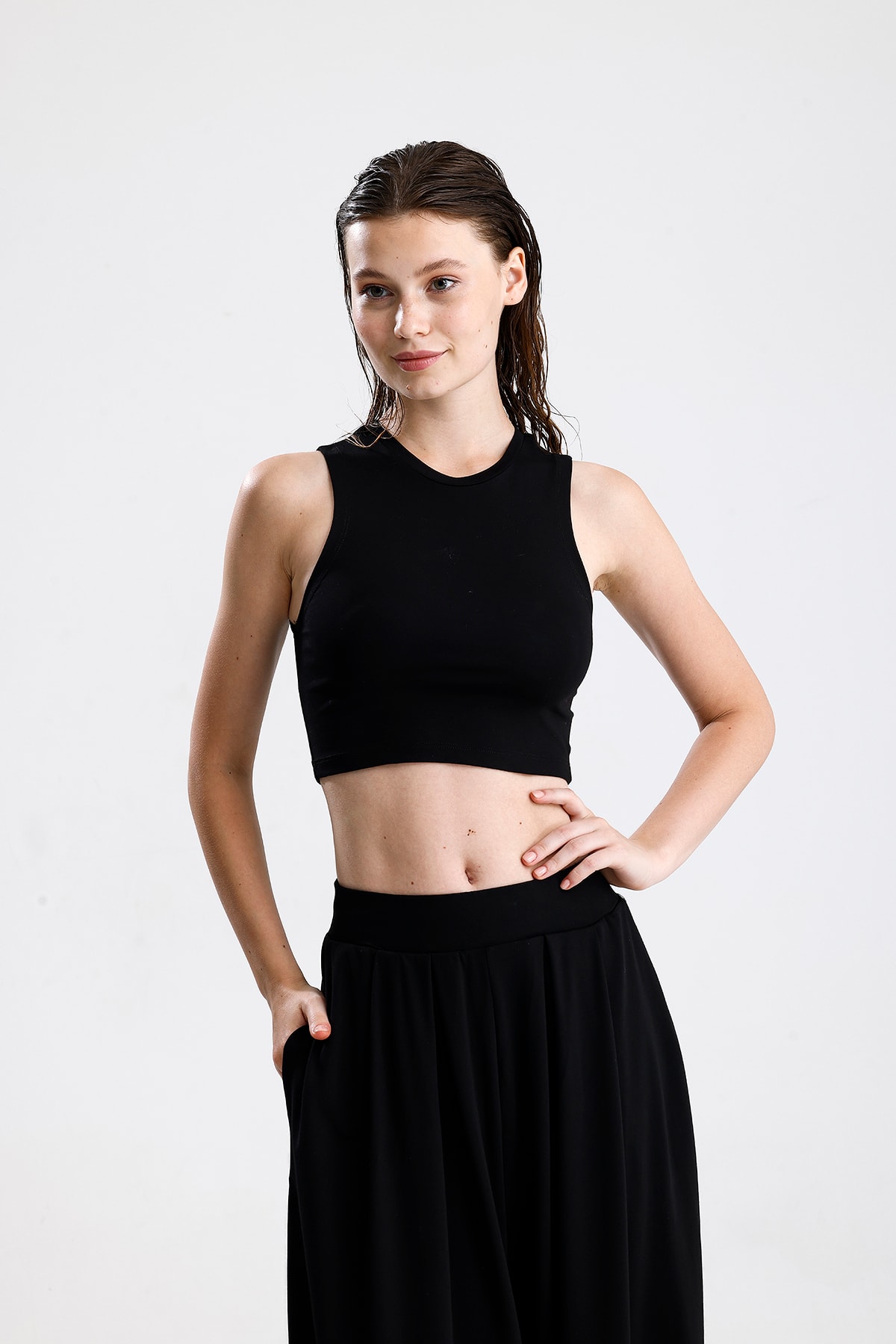 Düz Kesim Yüksek Yaka Kolsuz Crop Top