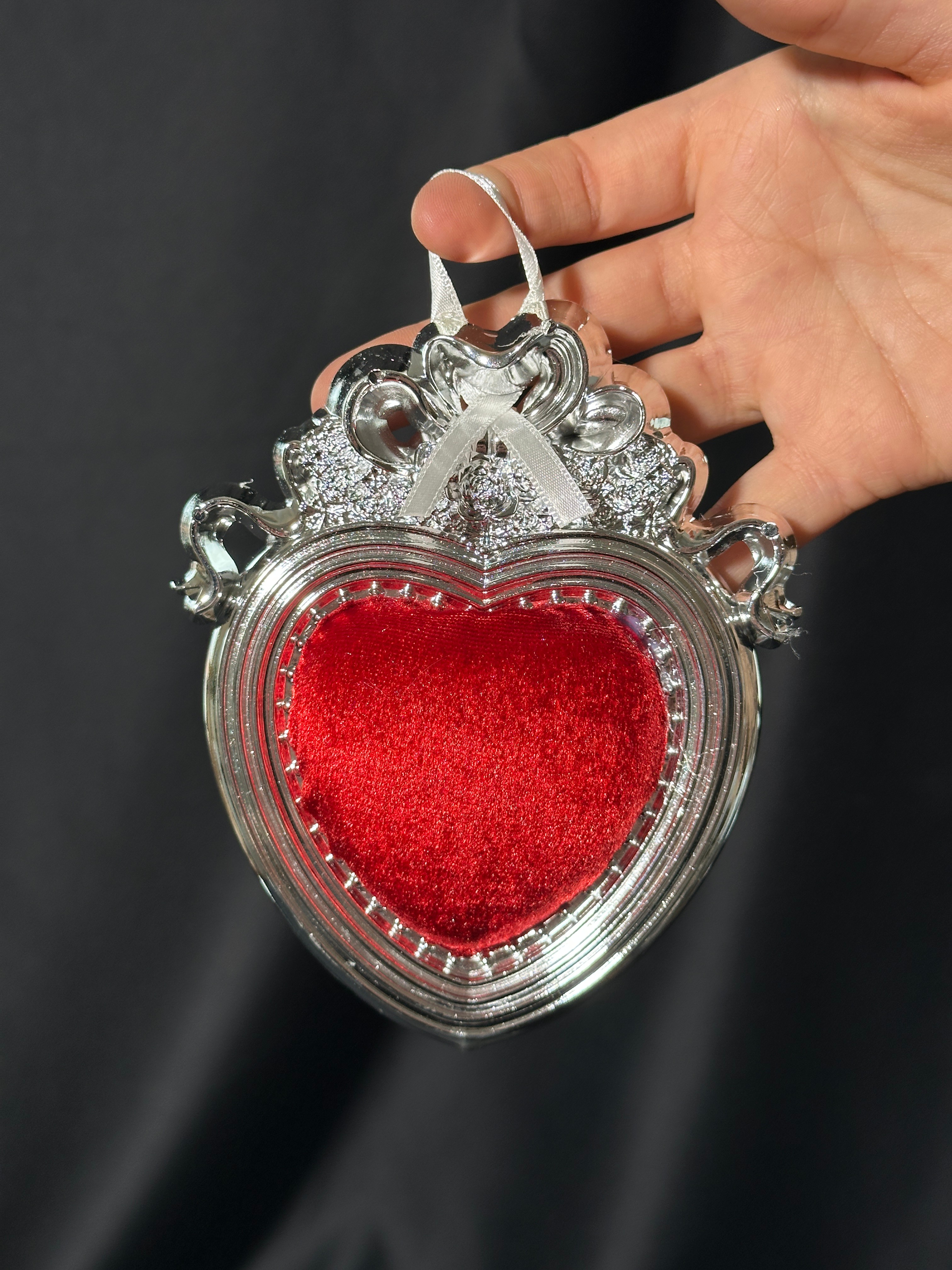 Gümüş Renk Kalp Çerçeveli İğnelik - Kırmızı