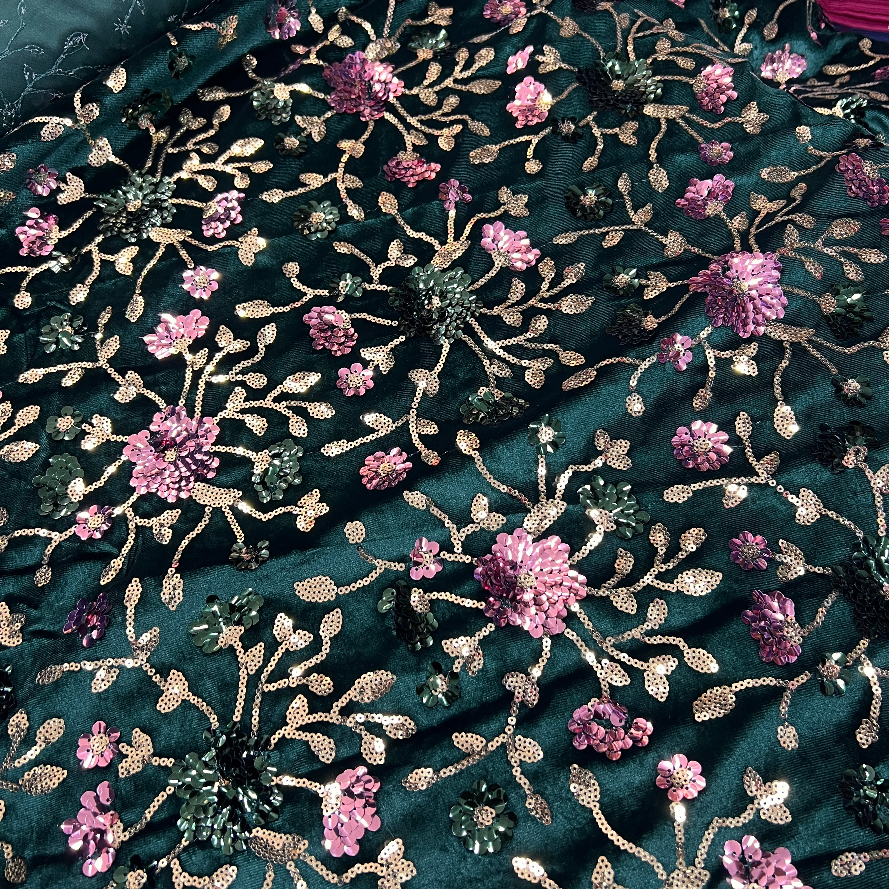 Zümrüt Yeşil Nakışlı İşlemeli İpek Kadife Kumaş