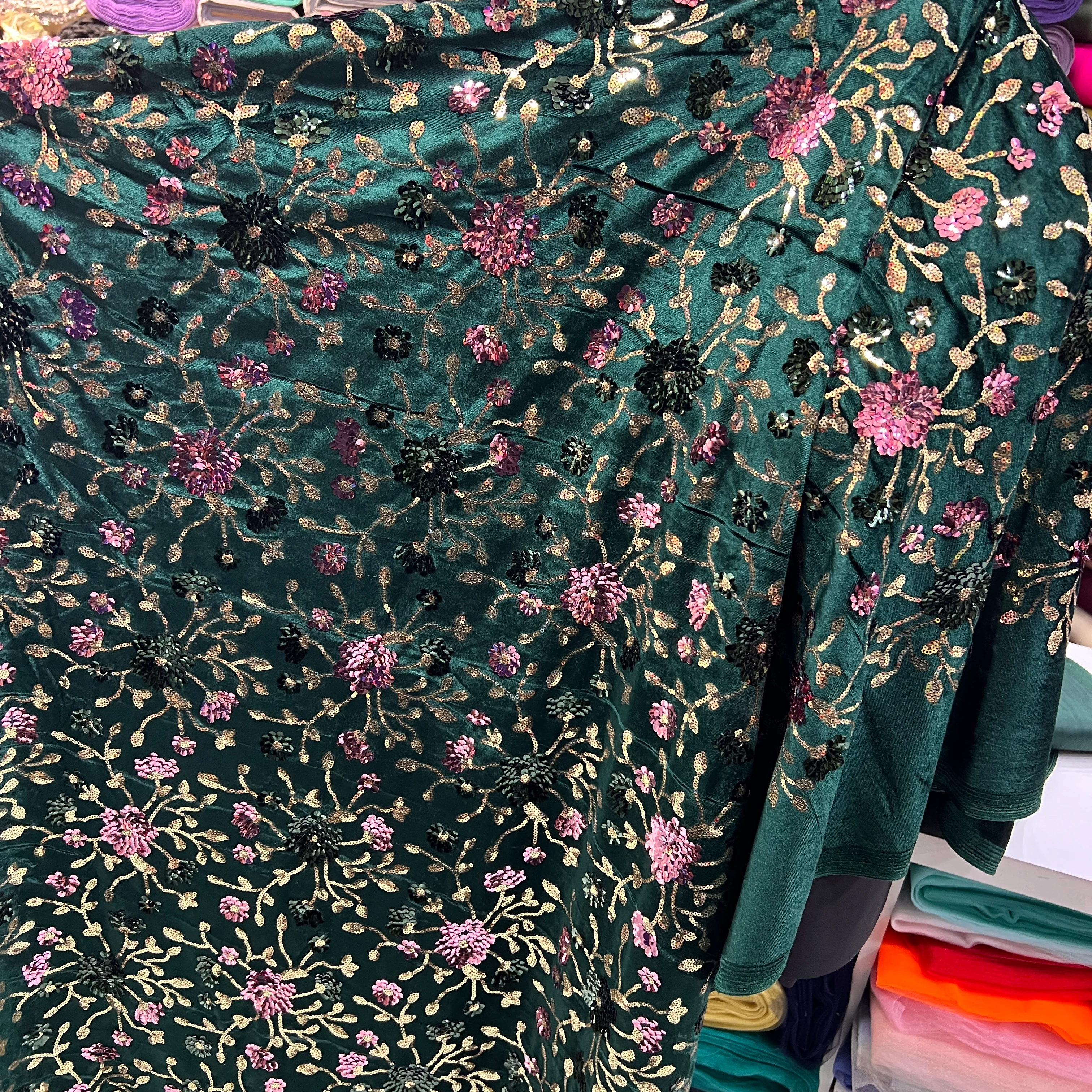 Zümrüt Yeşil Nakışlı İşlemeli İpek Kadife Kumaş