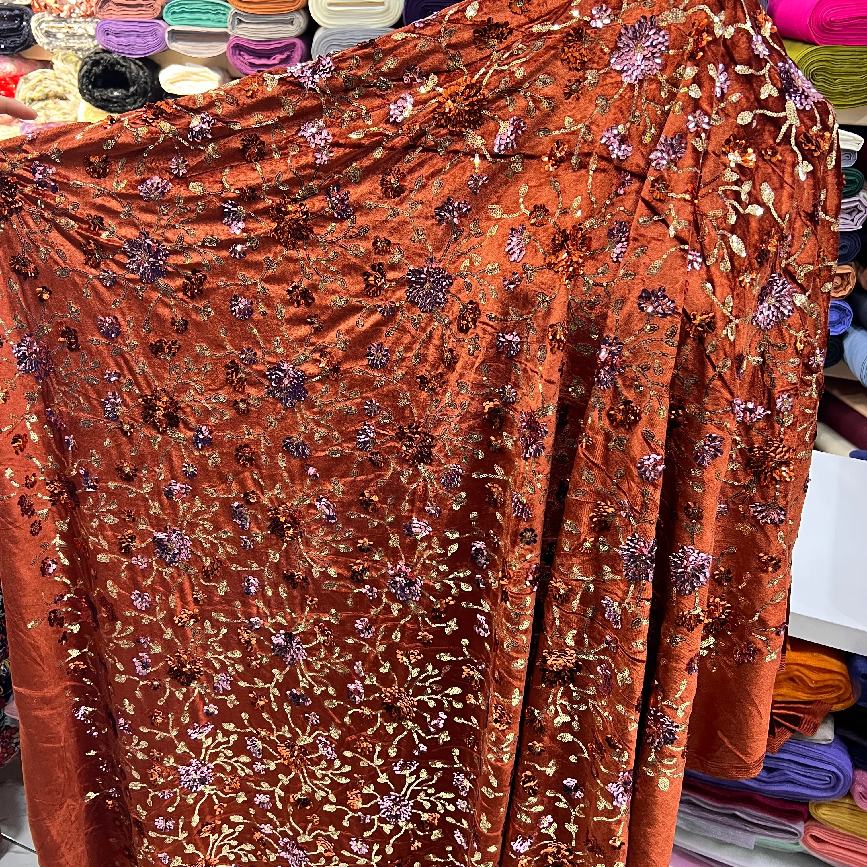 Tarçın Nakışlı İşlemeli İpek Kadife Kumaş