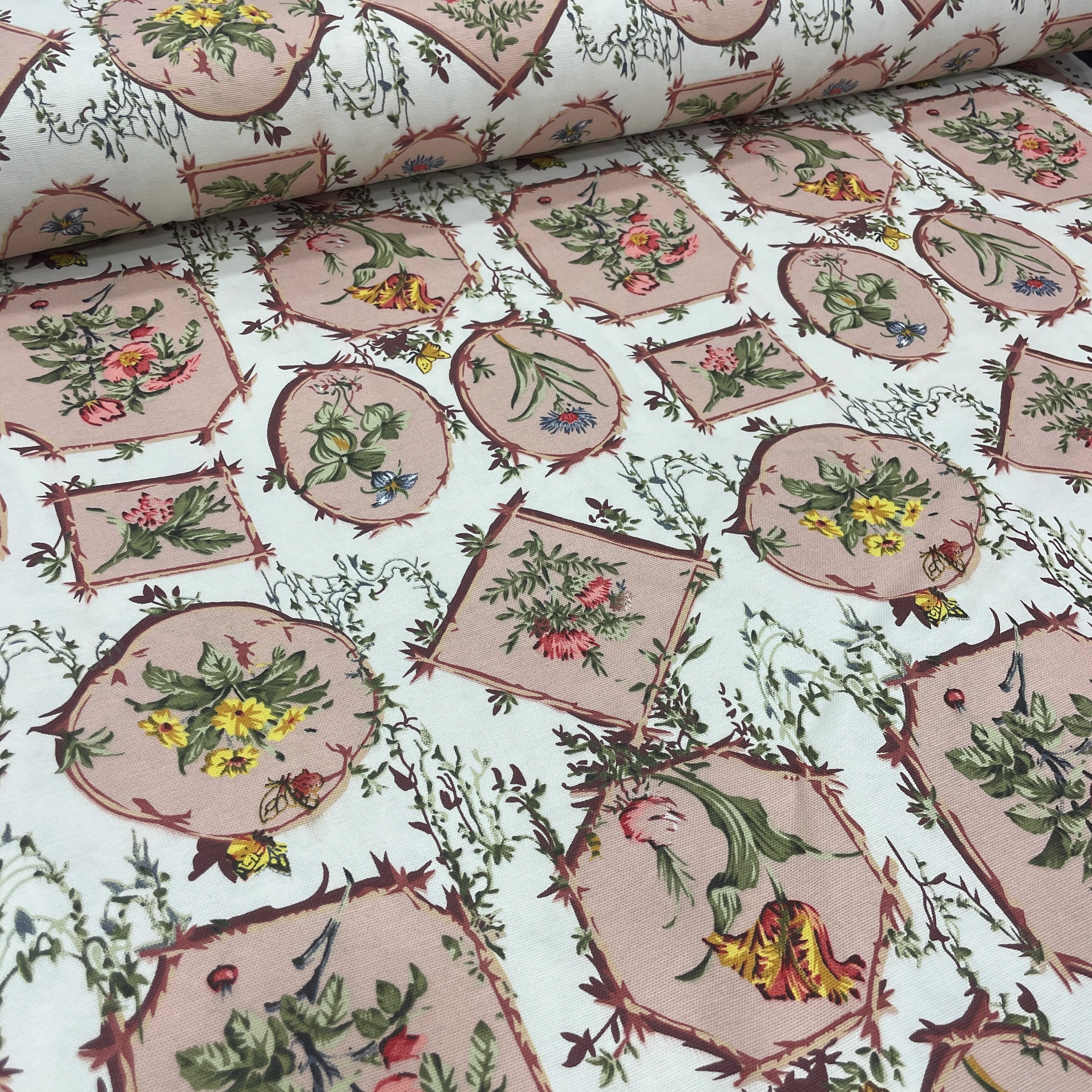 Portre Çiçekler Duck Keten Kumaş – Döşemelik, Perdelik ve Masa Örtülük Kumaş - Gül Kurusu