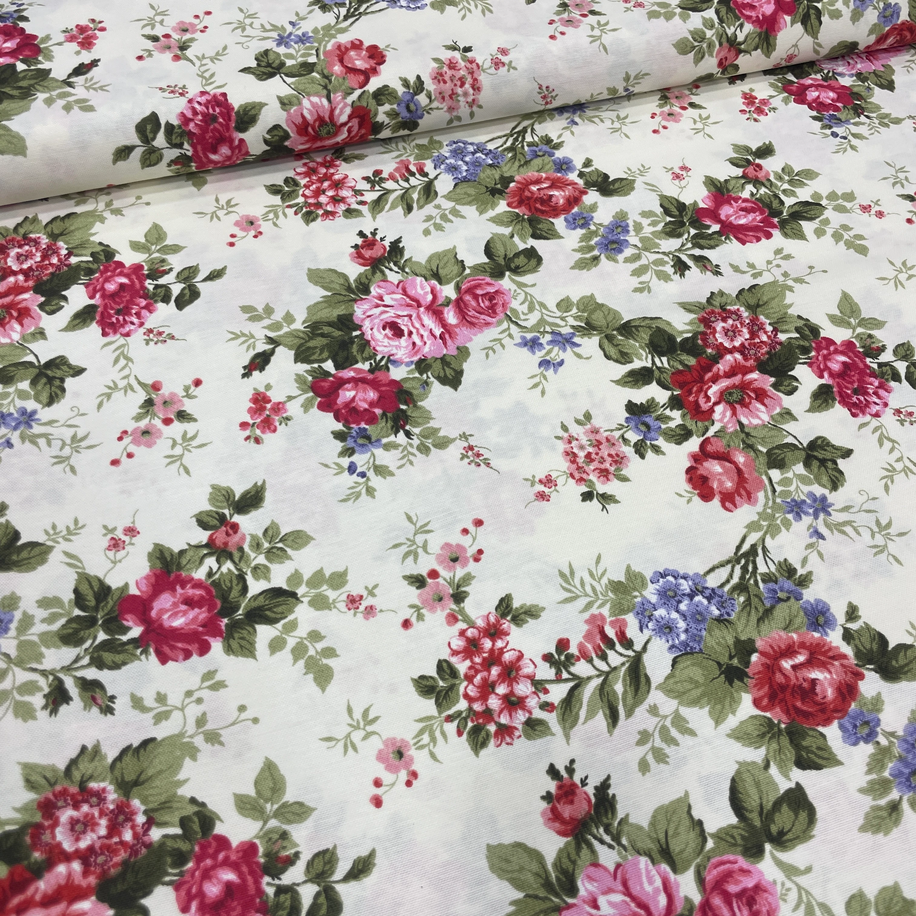 Küçükçalık Güller Duck Keten Kumaş – Döşemelik, Perdelik ve Masa Örtülük Kumaş