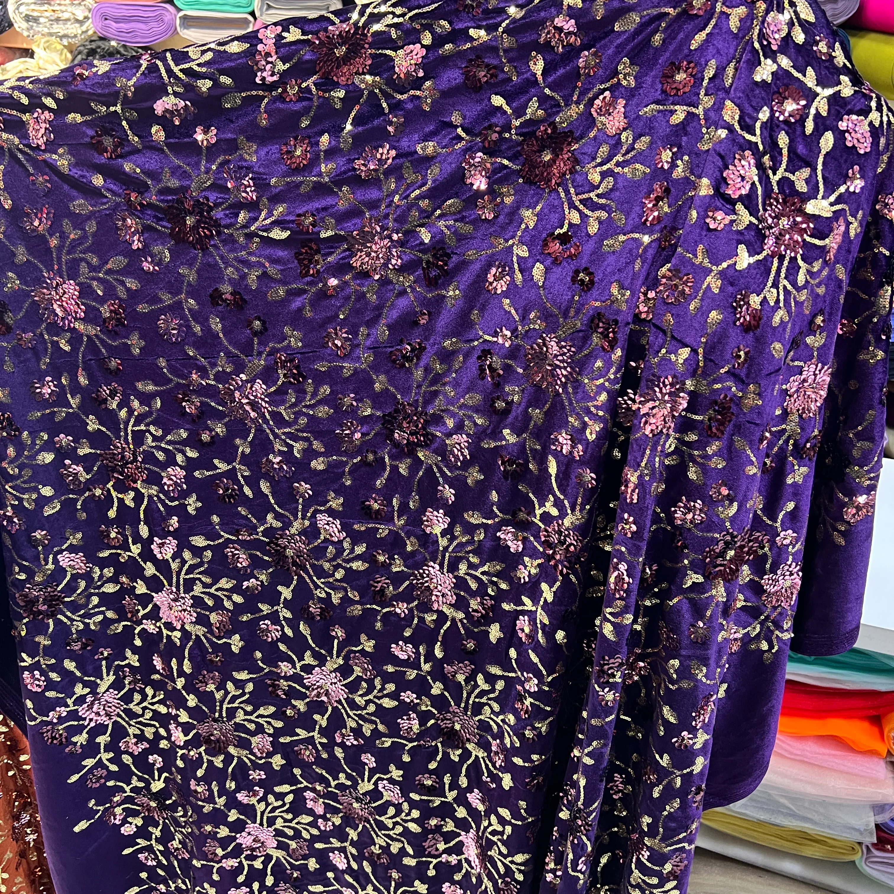 Mor Nakışlı İşlemeli İpek Kadife Kumaş